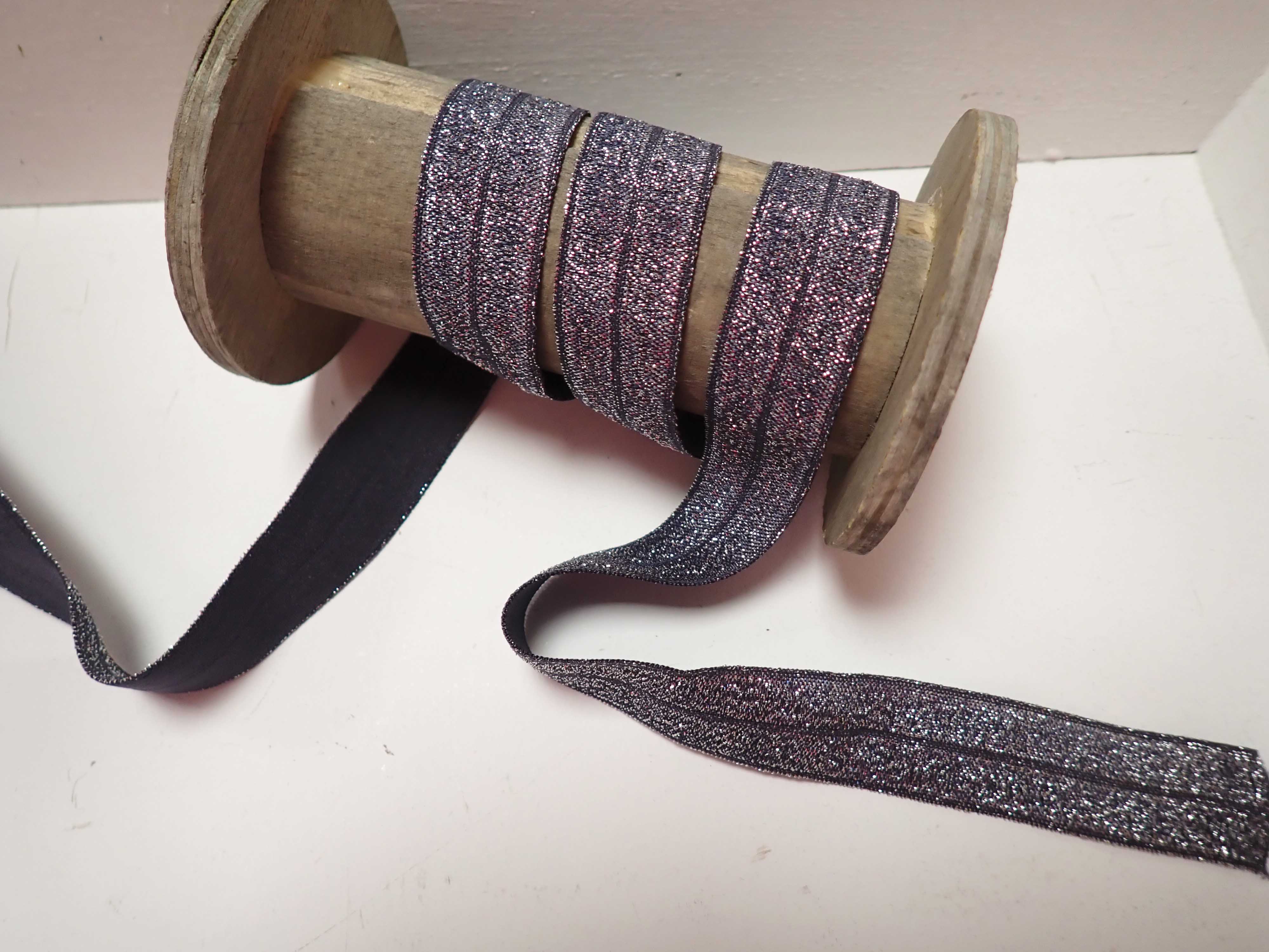 ELASTICKÝ ŠIKMÝ PROUŽEK - TMAVĚ ŠEDÝ S GLITRY