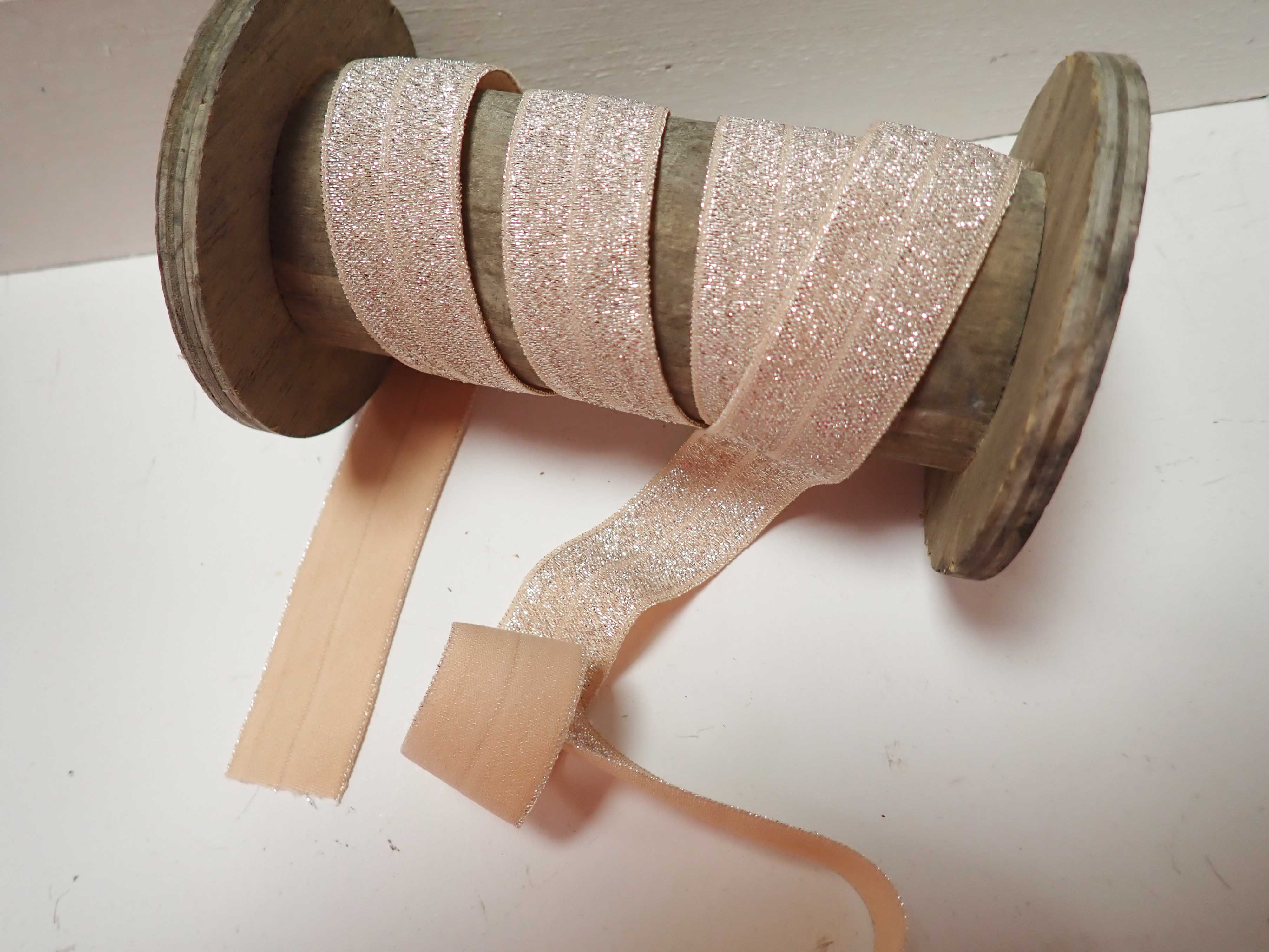 ELASTICKÝ ŠIKMÝ PROUŽEK - BROSKVOVÝ S GLITRY