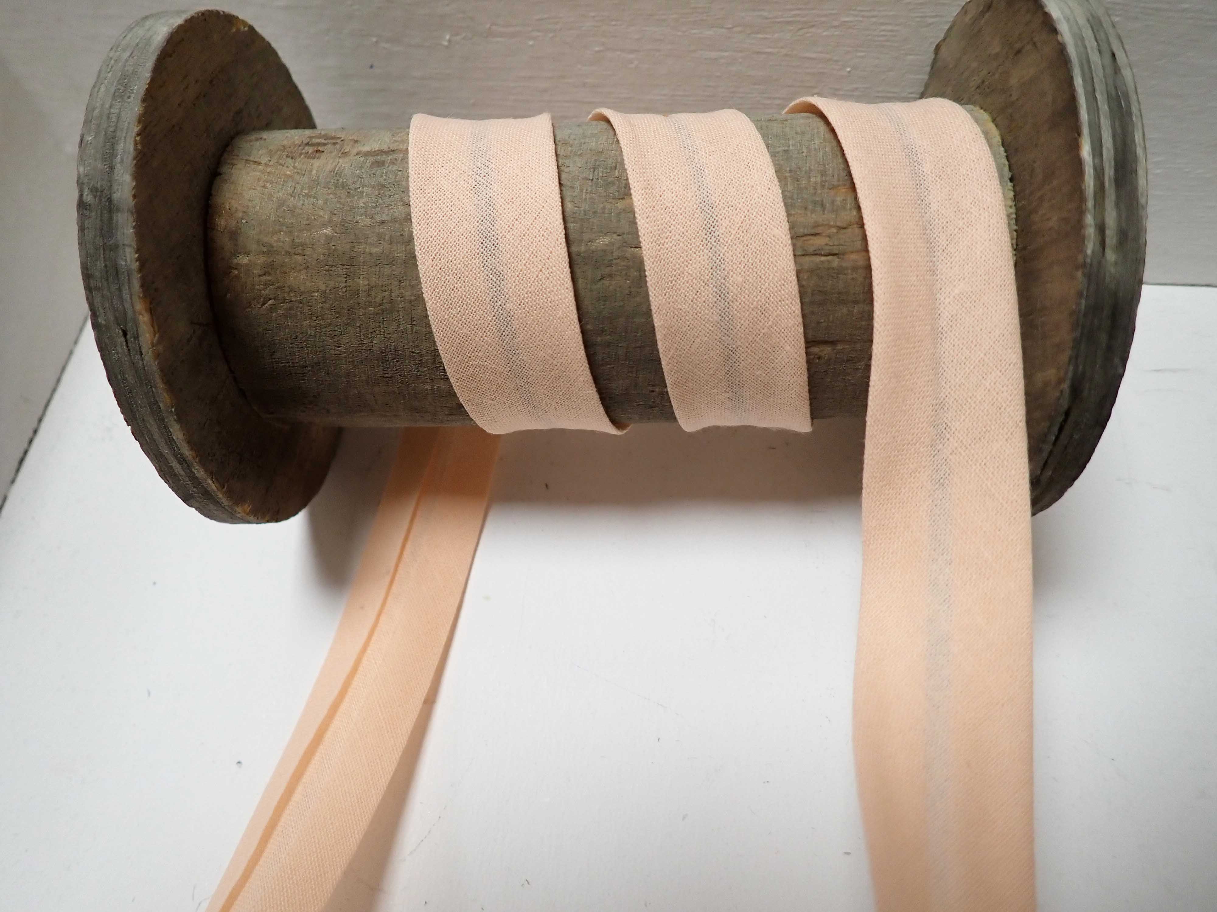 BAVLNĚNÝ ŠIKMÝ PROUŽEK - BROSKVOVÝ - 20 MM