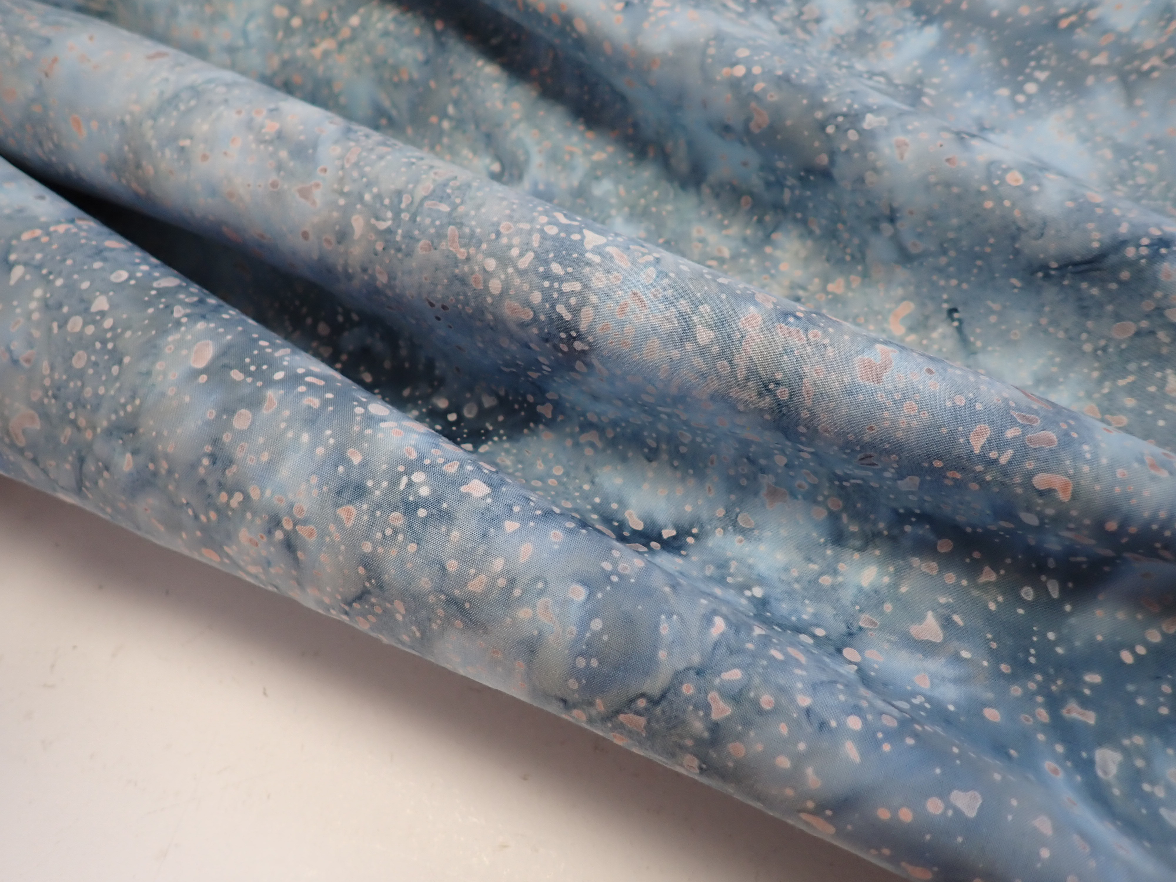 LÁTKA - BATIKA - MODRÁ