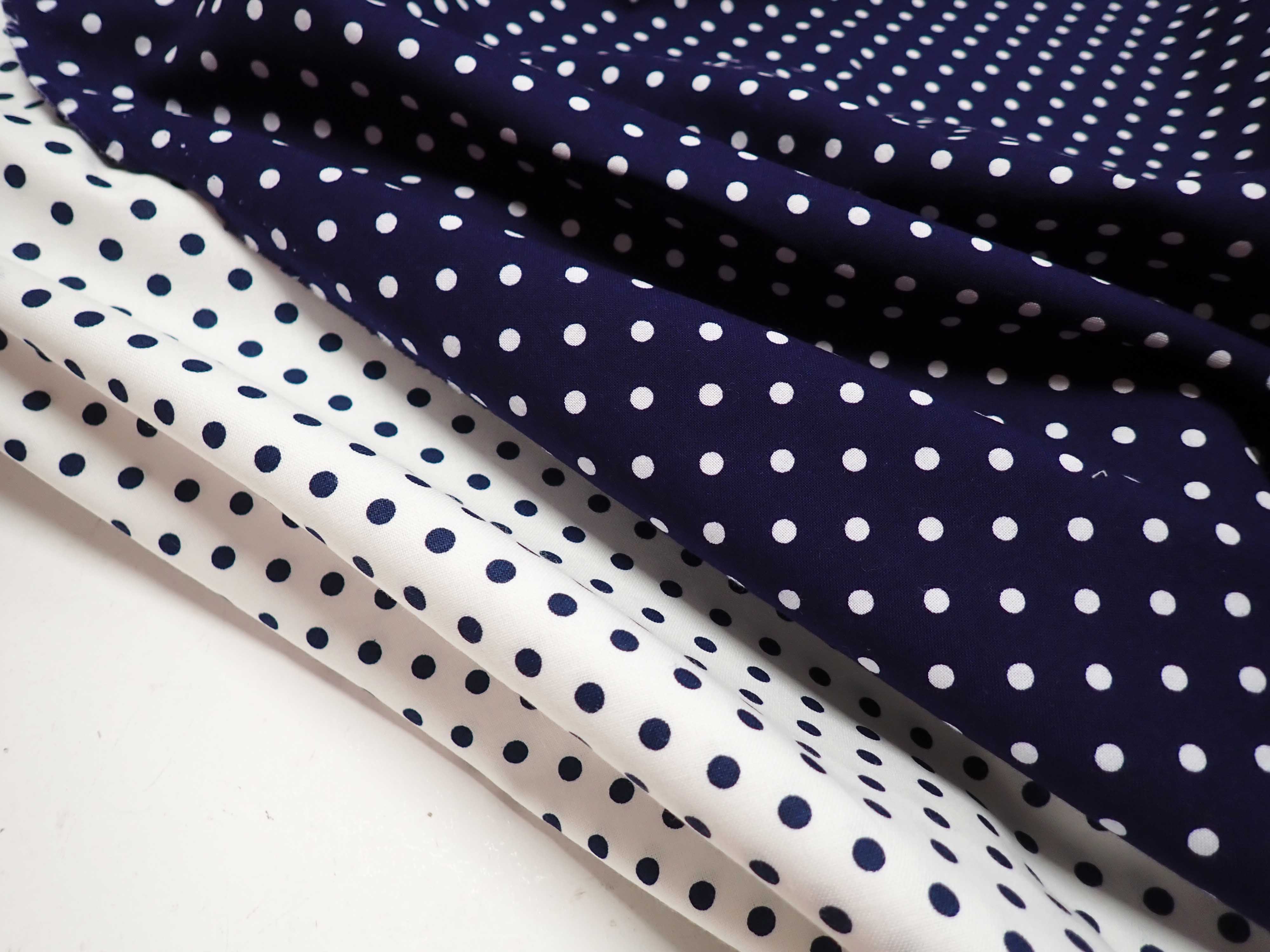 LÁTKA - TMAVĚ MODRÁ + BÍLÉ PUNTÍKY