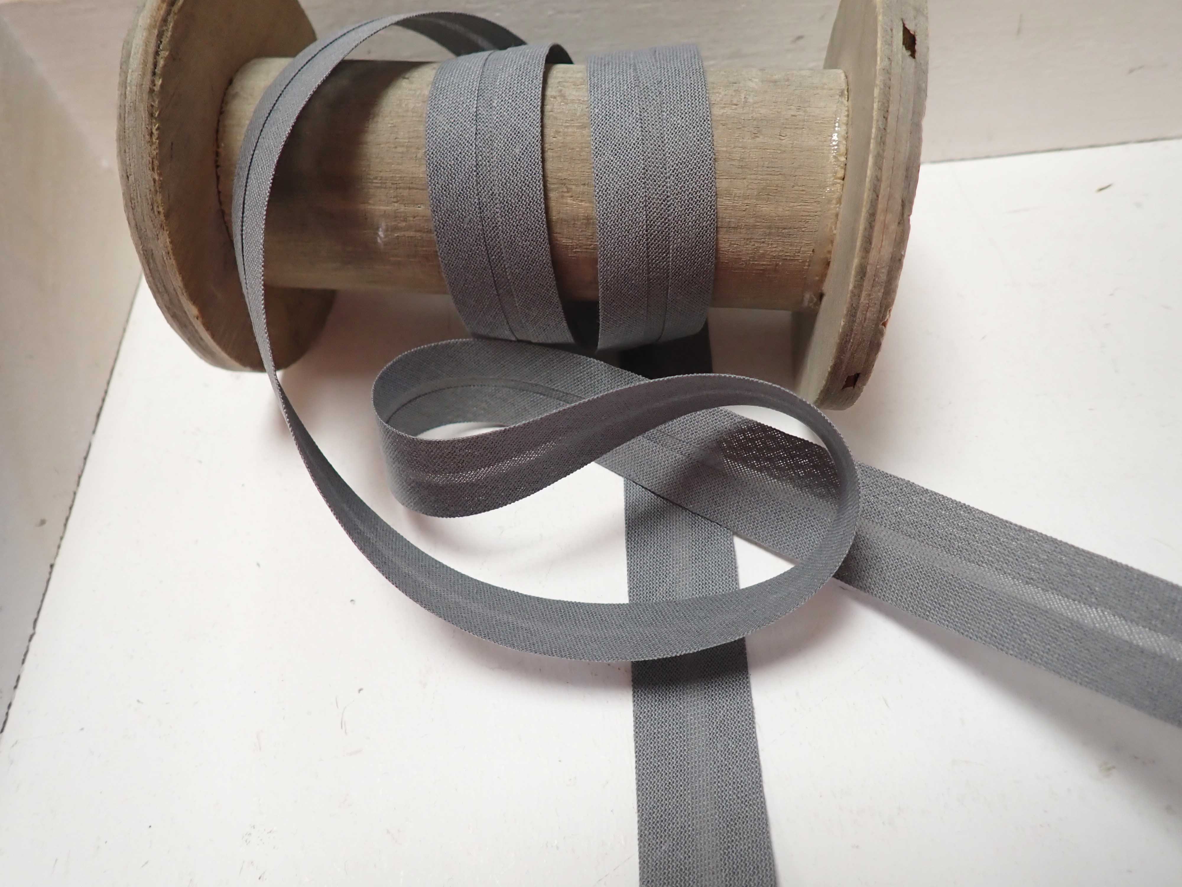 ŠIKMÝ BAVLNĚNÝ PROUŽEK - ŠEDÝ - šíře 20 mm zažehlený