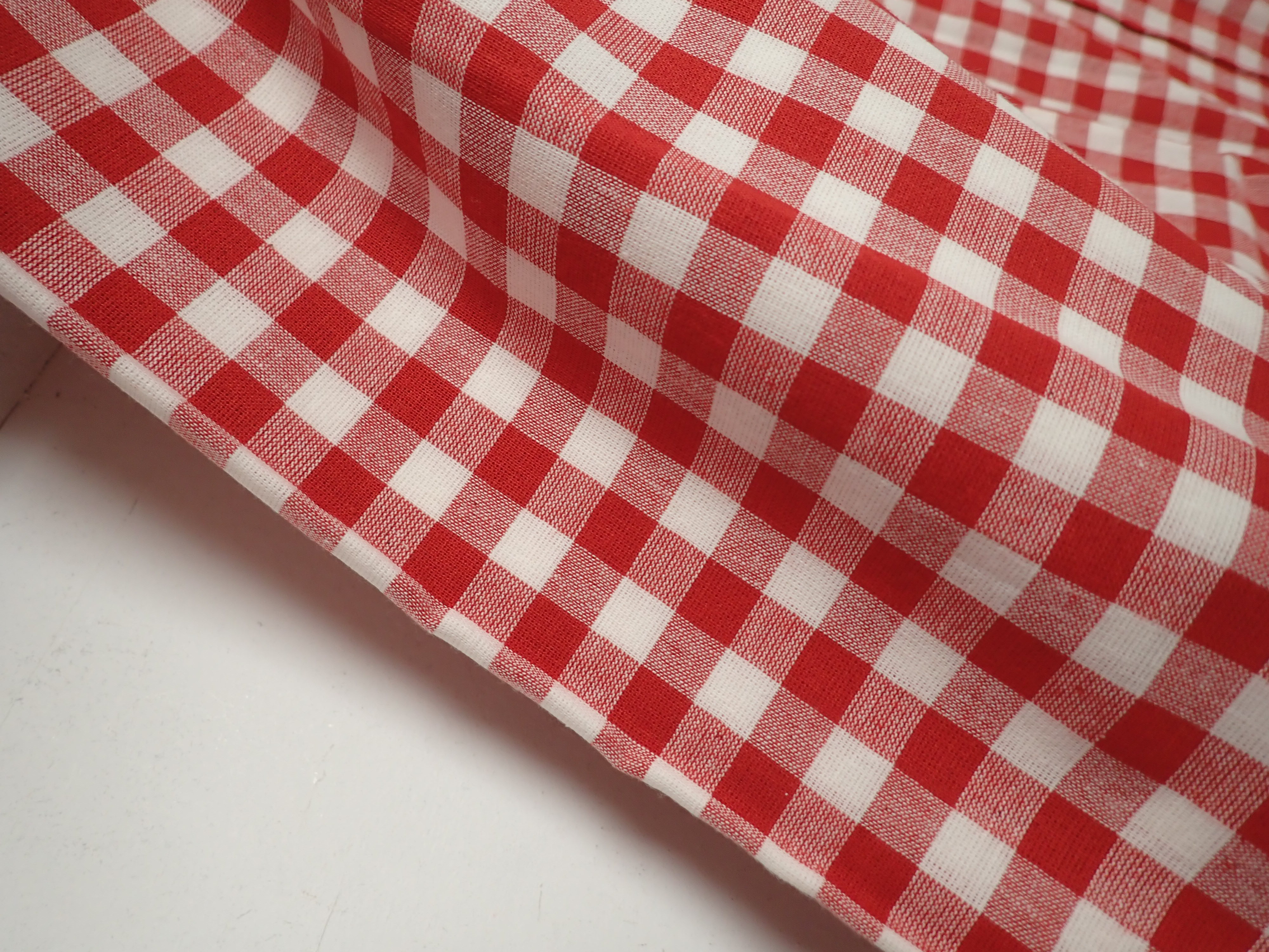 LÁTKA - KANAFAS - ČERVENÁ KOSTIČKA