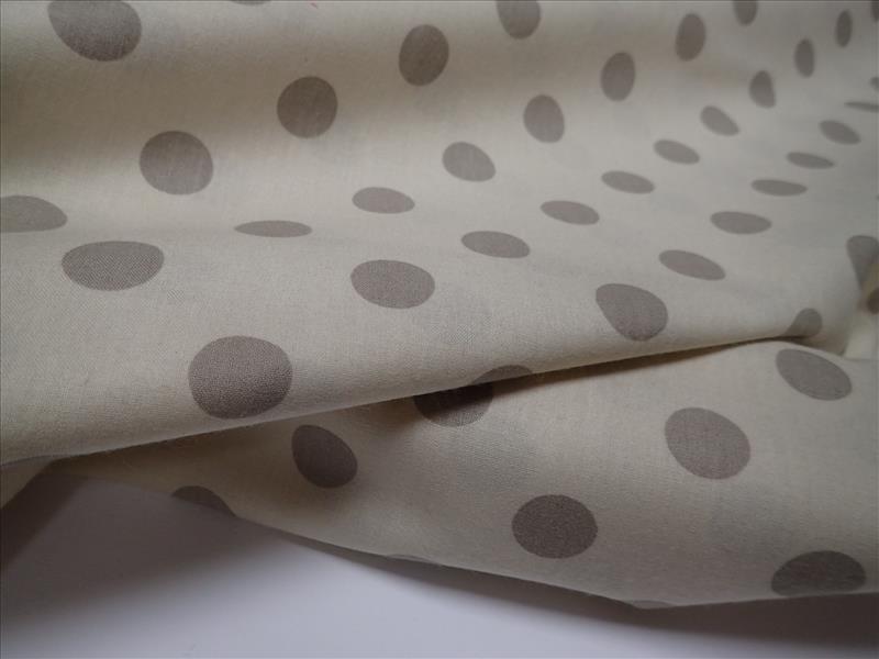 LÁTKA - SMETANOVÁ + BÉŽOVOŠEDÉ PUNTÍKY