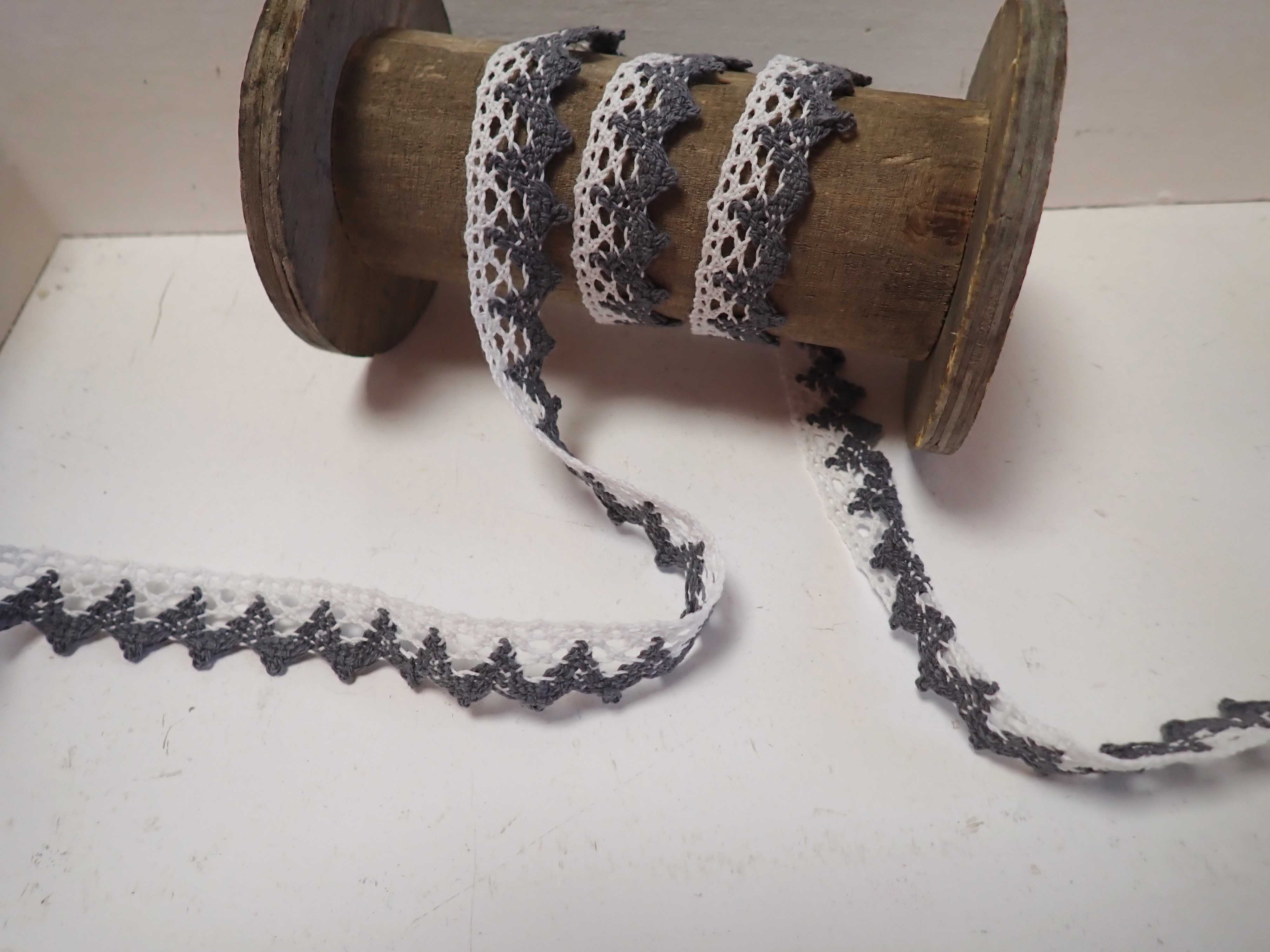 krajka - paličkovaná - bílá a šedá - šíře 17 mm