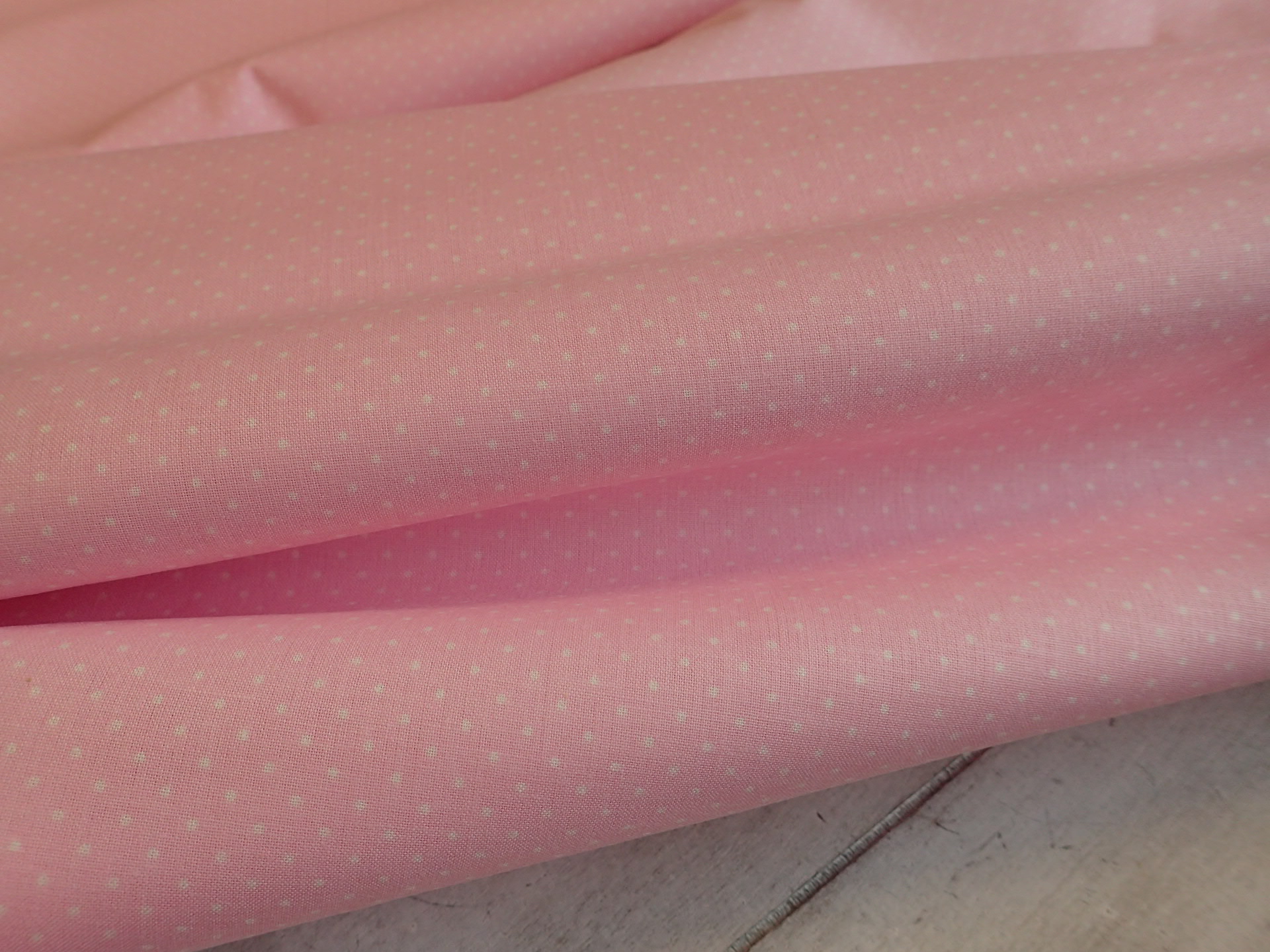 LÁTKA - SVĚTLE RŮŽOVÉ PUNTÍKY