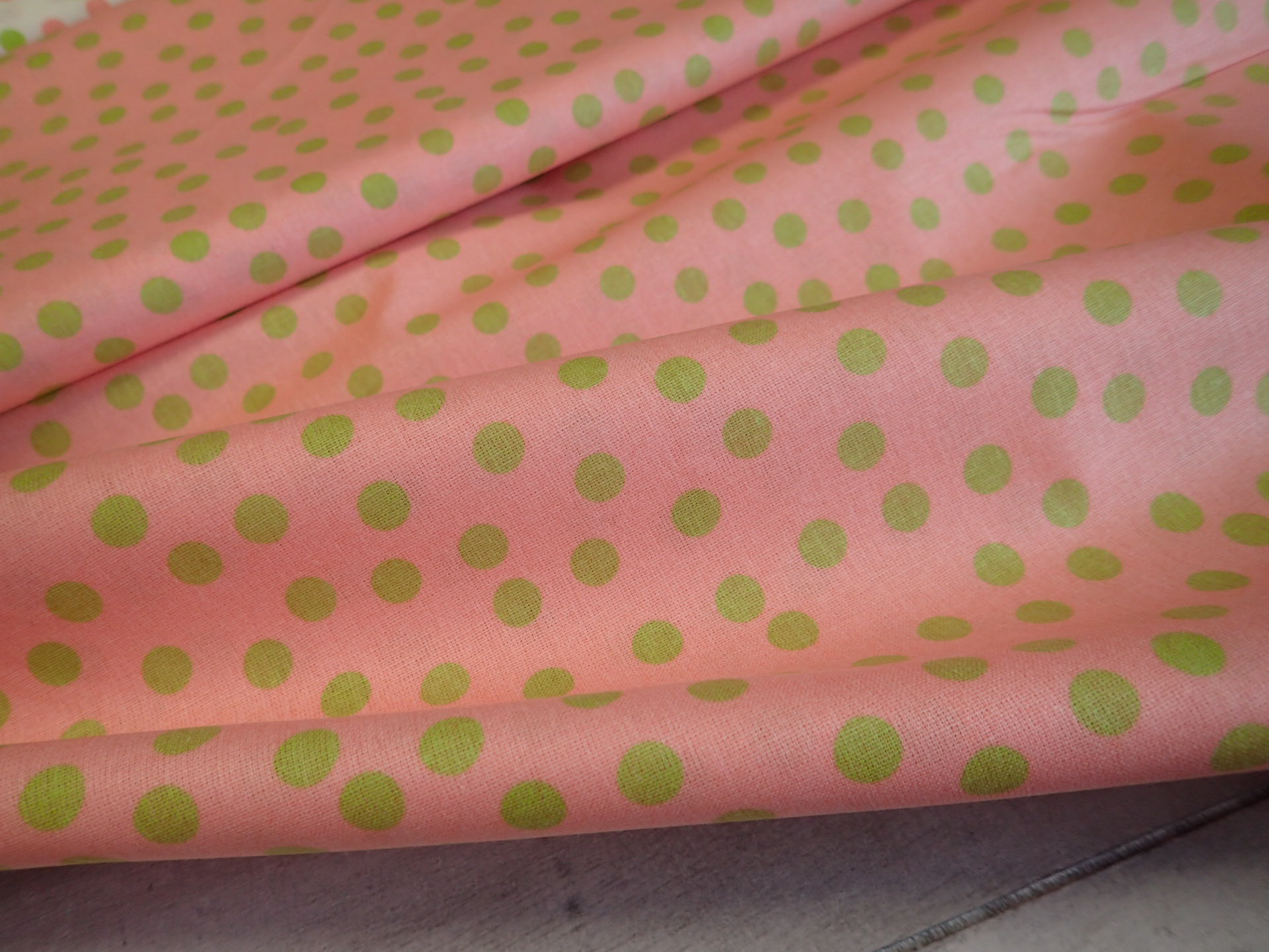 LÁTKA - RŮŽOVÁ + ZELENÉ PUNTÍKY