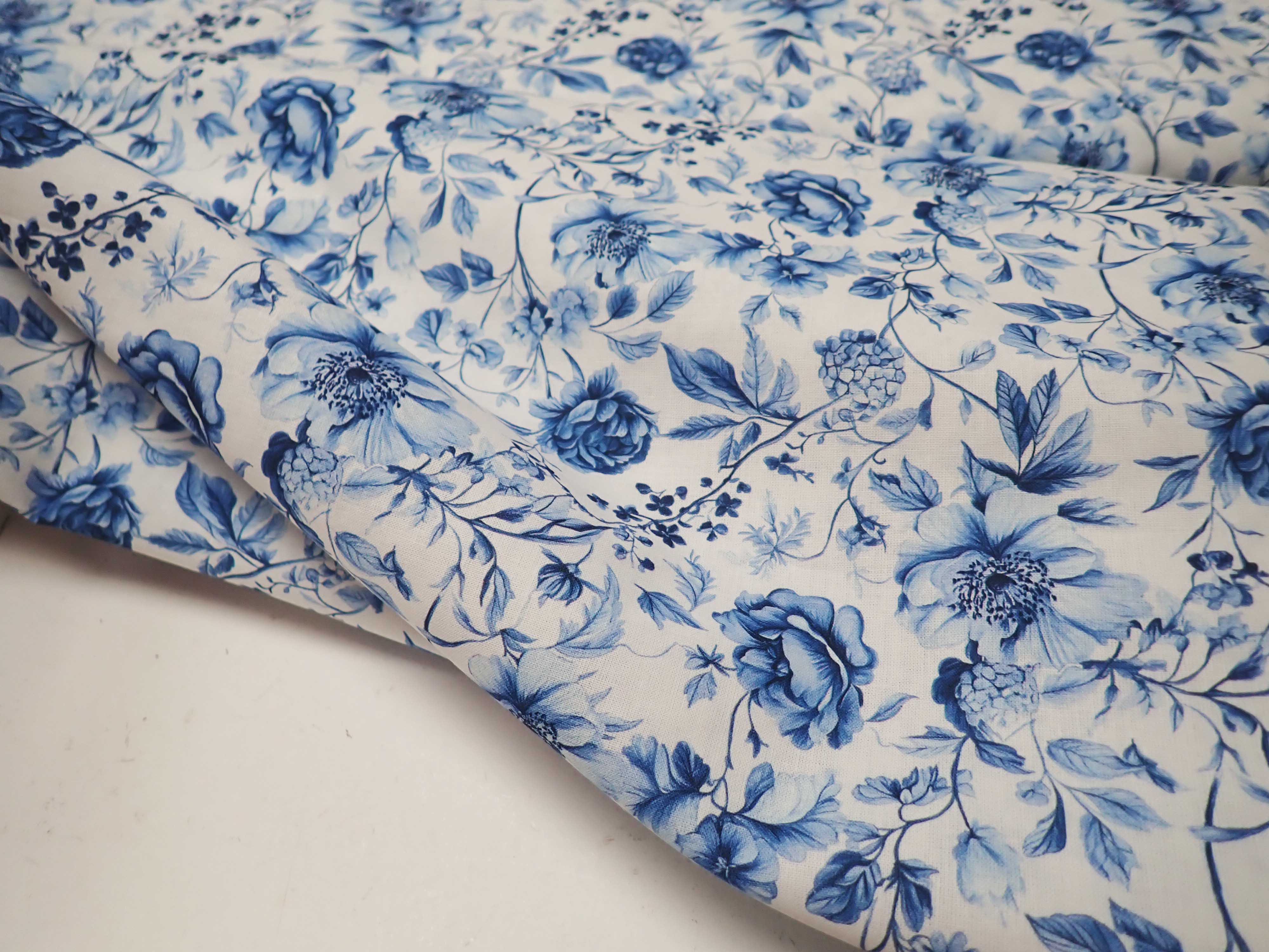 LÁTKA - POPELÍN - MODRÉ KVĚTY