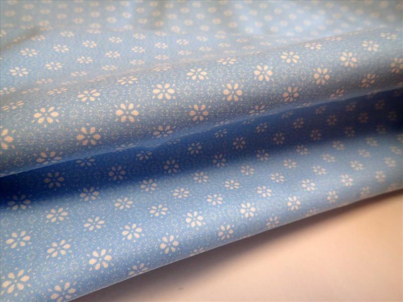 LÁTKA - SVĚTLE MODRÁ + BÍLÉ KYTIČKY