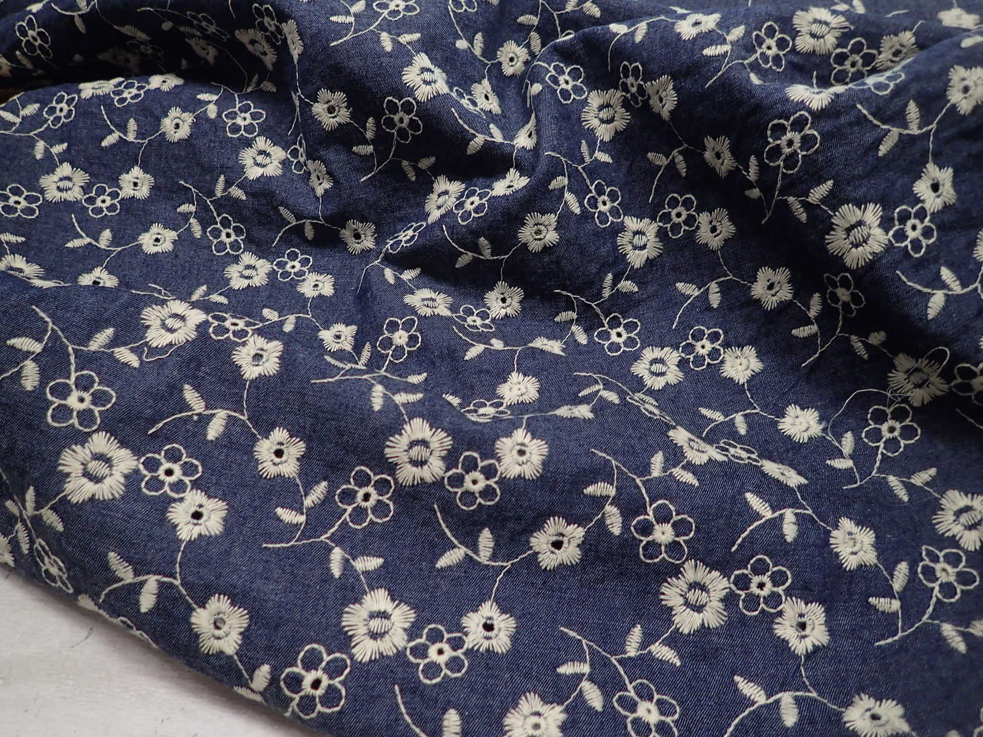 RIFLOVINA - DŽÍNOVINA - VYŠÍVANÉ KYTIČKY