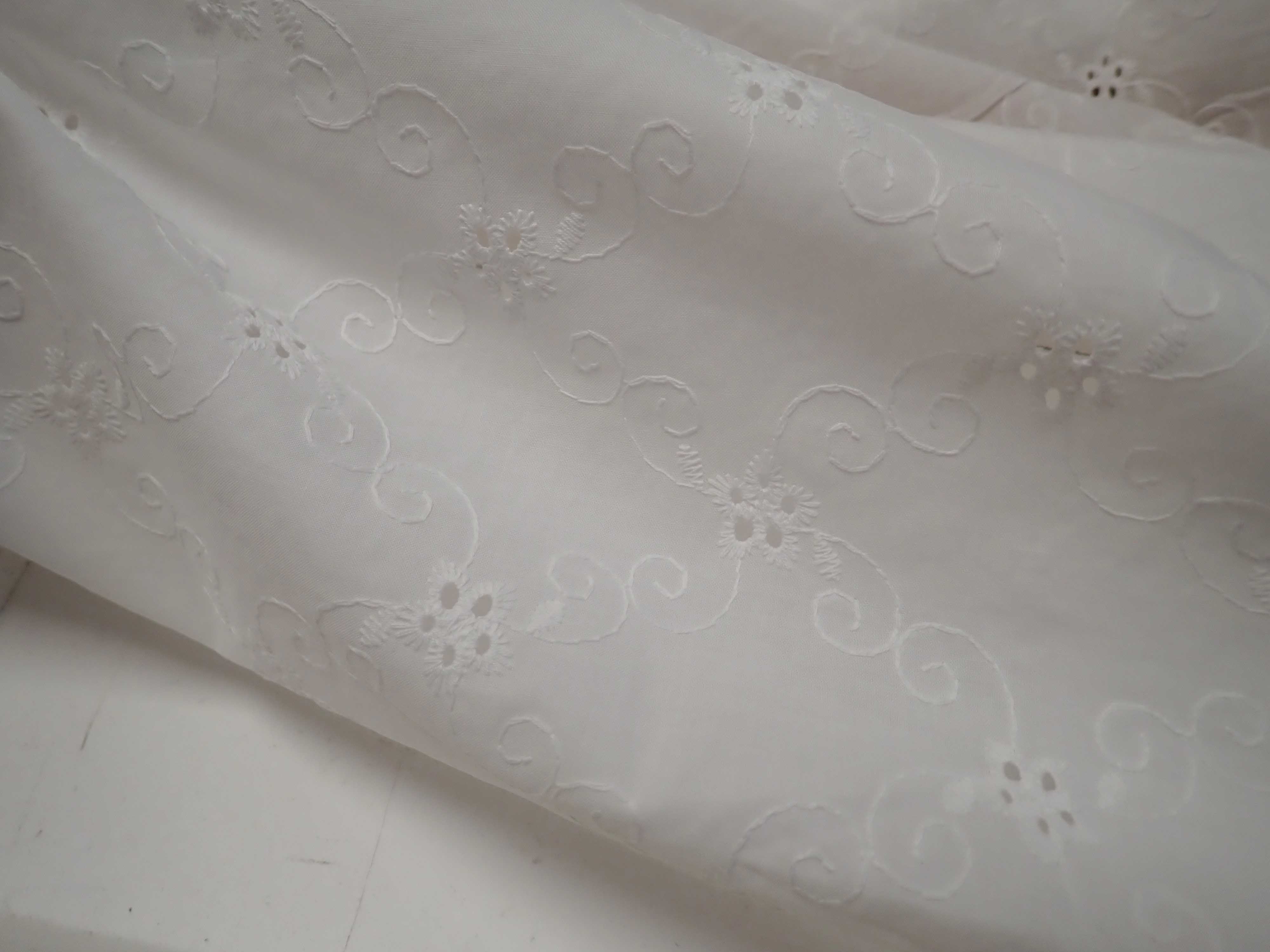 LÁTKA - VYŠÍVANÁ MADEIRA