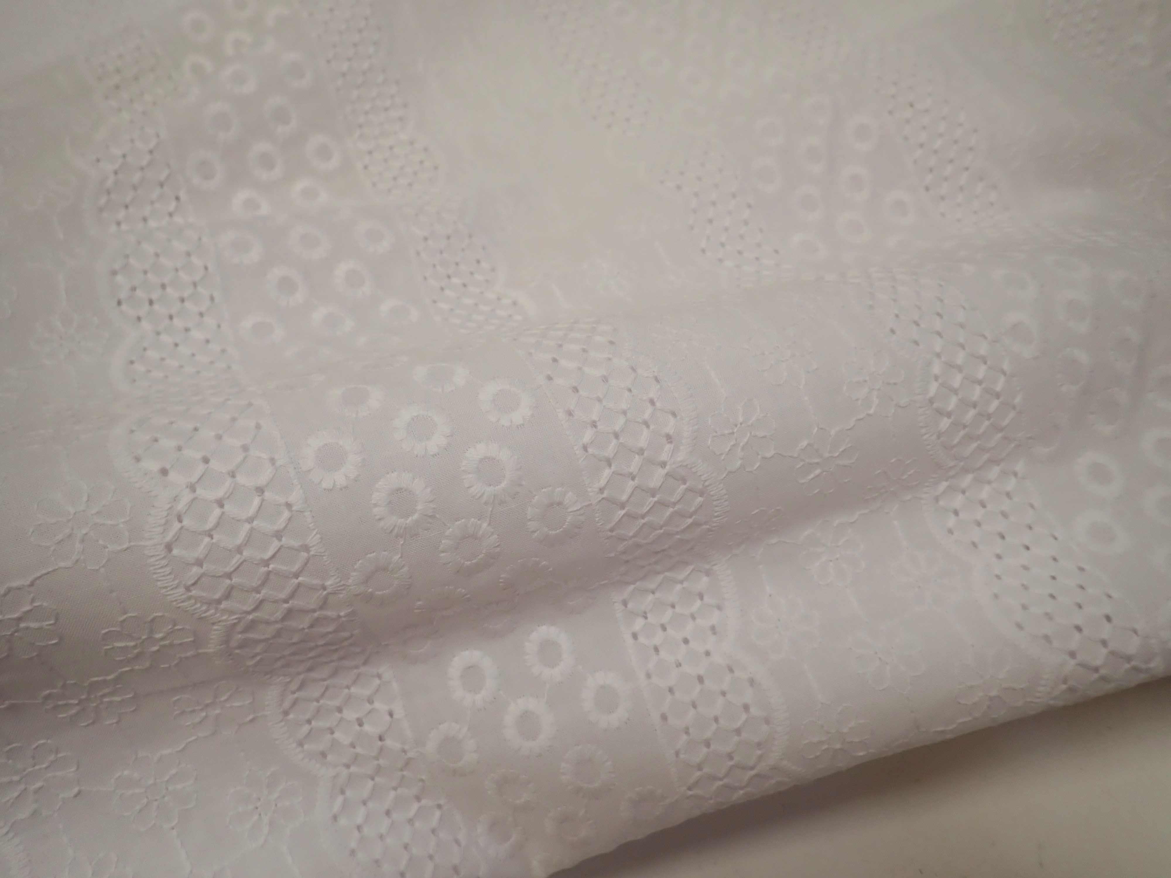 LÁTKA - VYŠÍVANÁ MADEIRA 