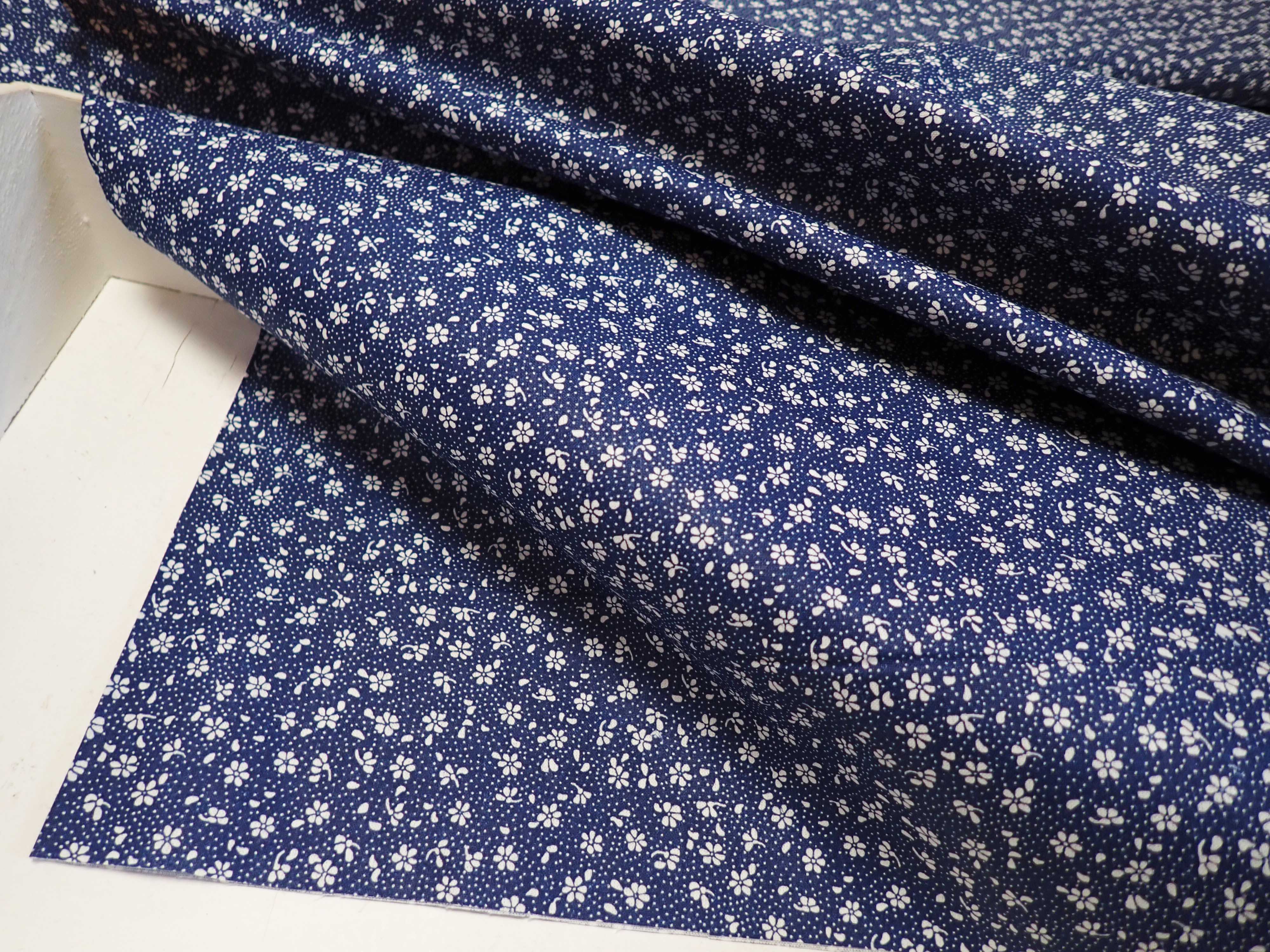 LÁTKA - TMAVĚ MODRÁ + BÍLÉ  KYTIČKY