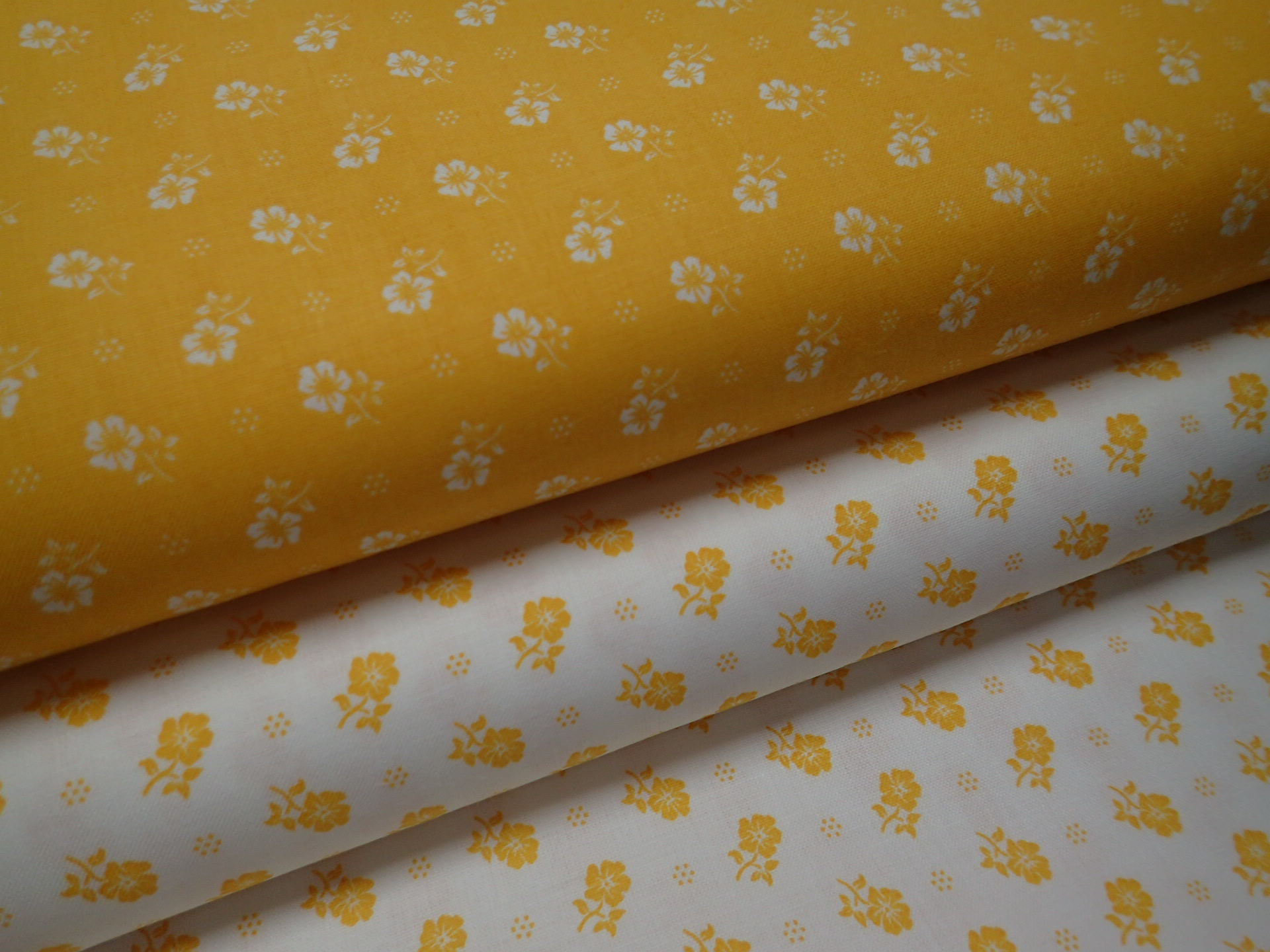 LÁTKA - BÍLÁ + ŽLUTÉ KYTIČKY