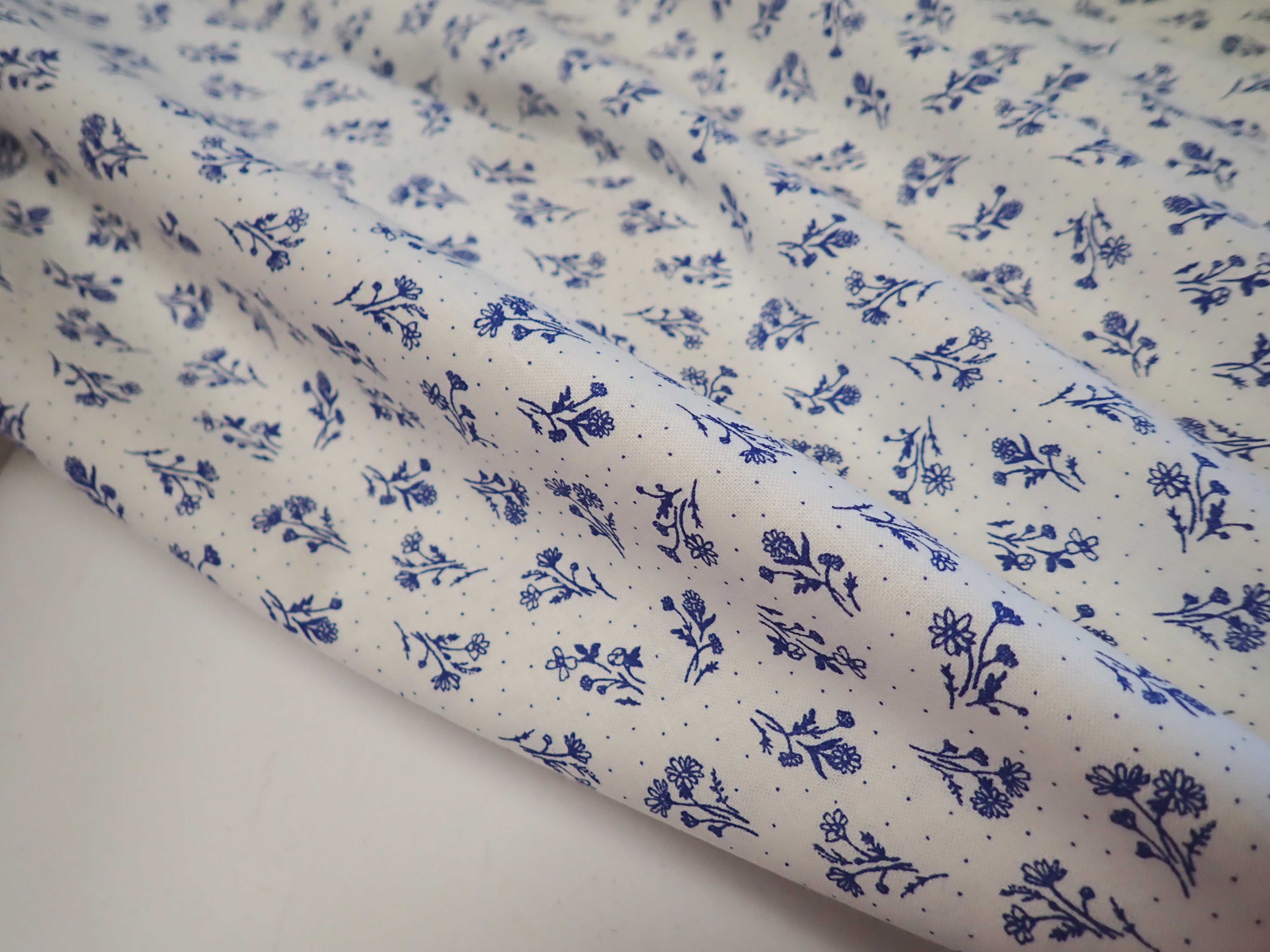 LÁTKA - BÍLÁ + TMAVĚ MODRÉ KYTIČKY