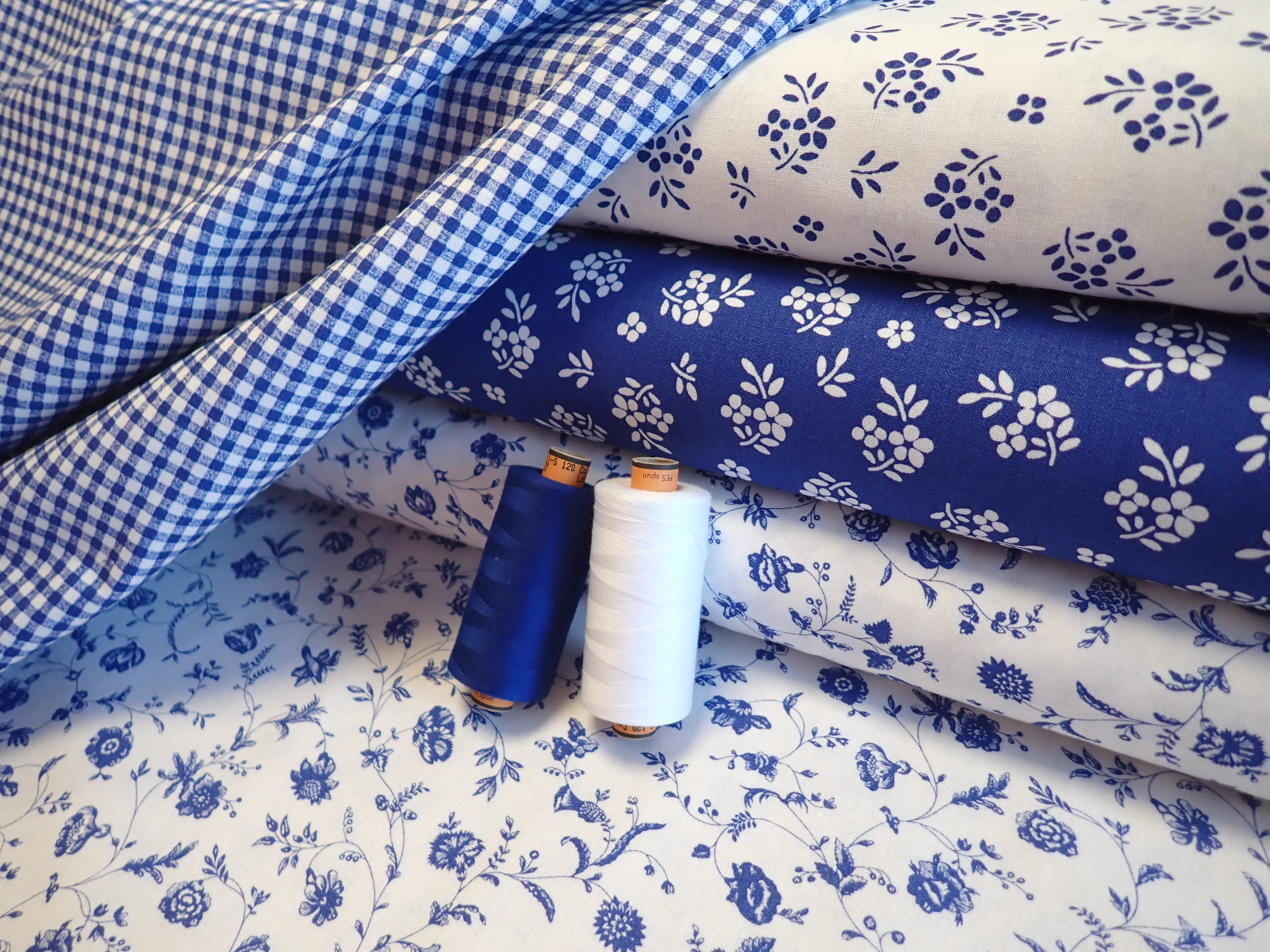 LÁTKA - TMAVĚ MODRÁ + BÍLÉ KYTIČKY