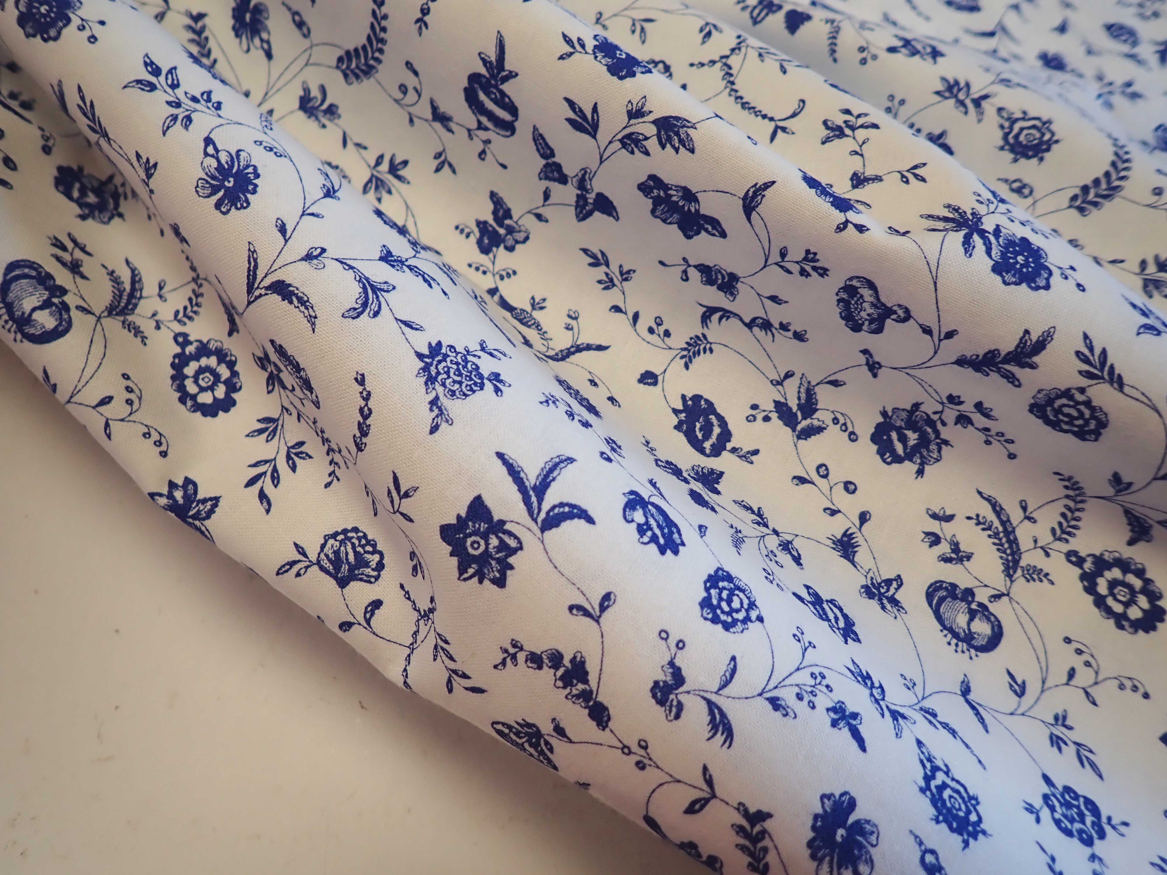 LÁTKA - BÍLÁ + TMAVĚ MODRÉ KYTIČKY