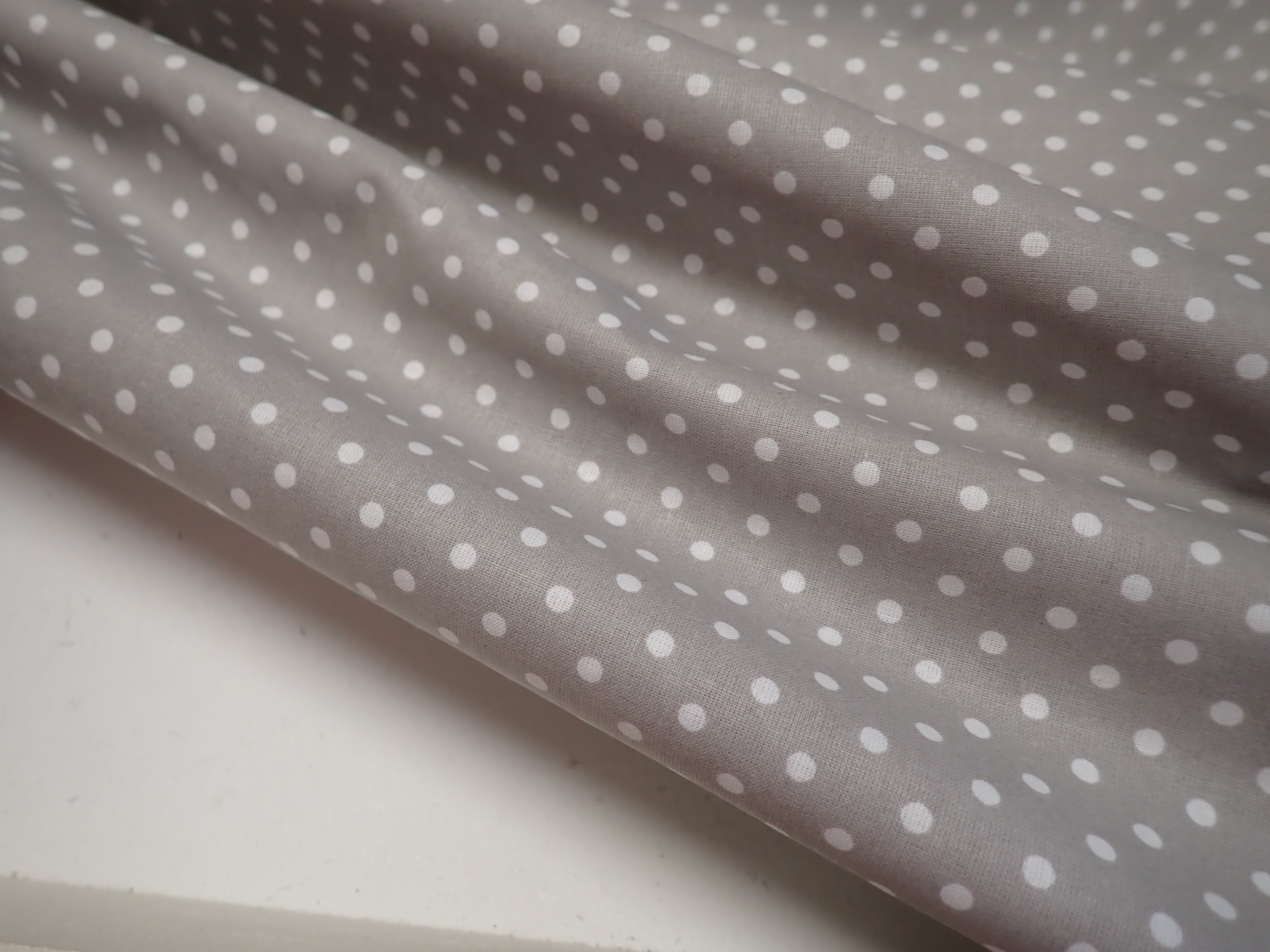 LÁTKA - SVĚTLE ŠEDÁ + BÍLÝ PUNTÍK