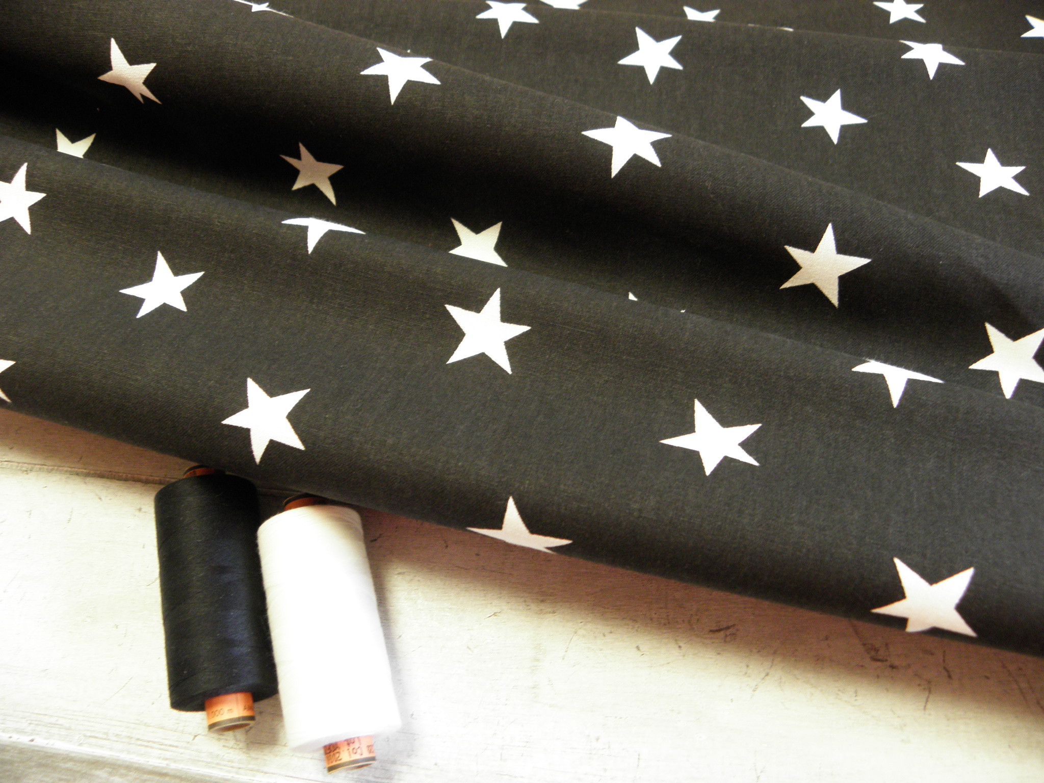 LÁTKA - ČERNÁ + BÍLÉ HVĚZDIČKY