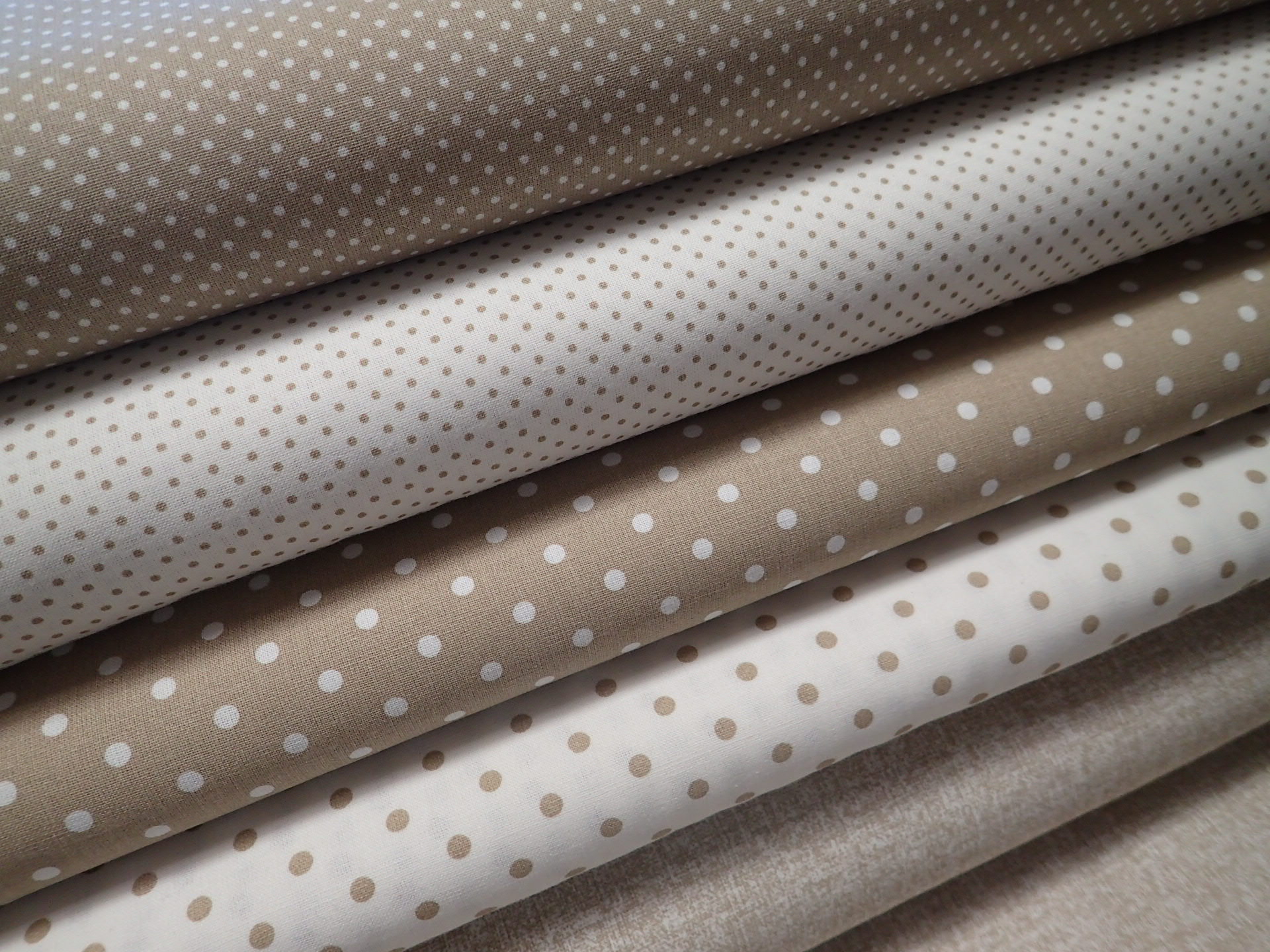 LÁTKA - BÉŽOVÁ + SVĚTLÉ PUNTÍKY - 4 MM