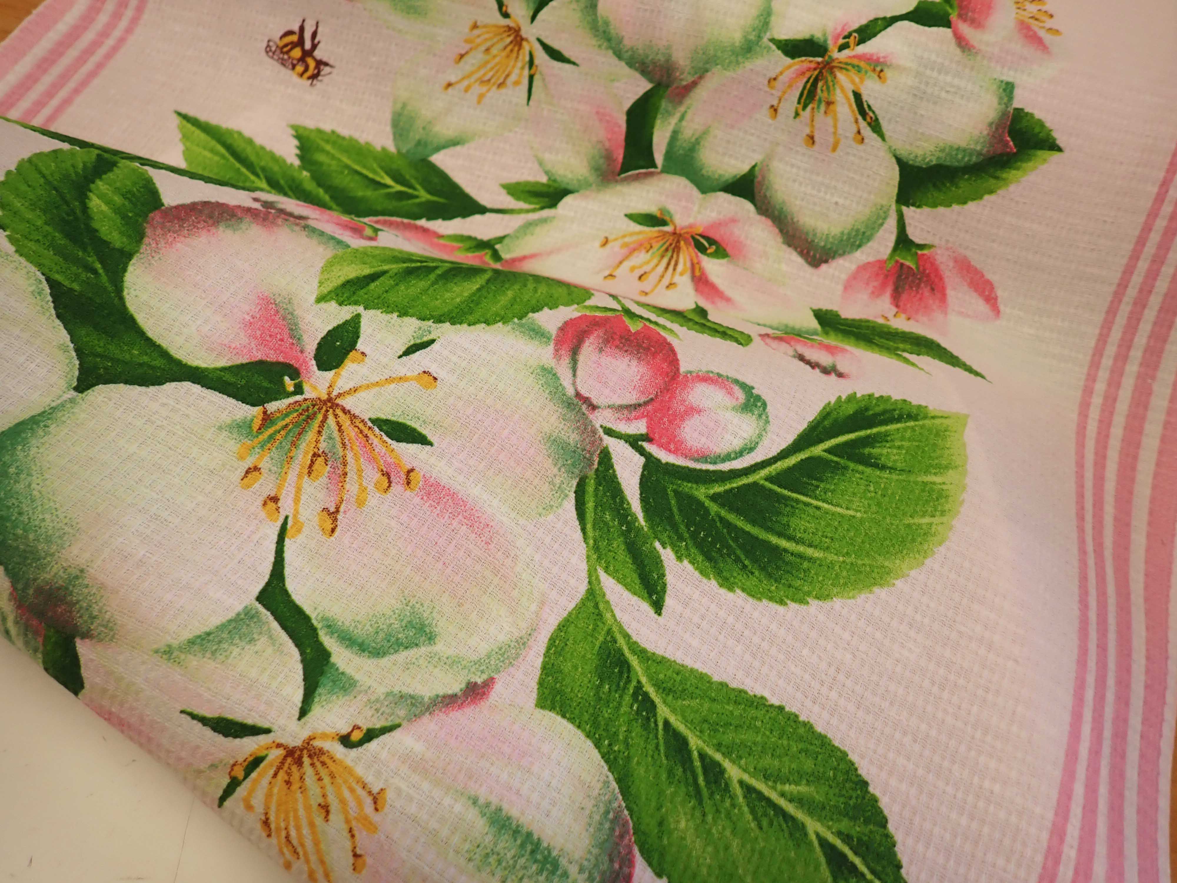 LÁTKA - VAFLE - UTĚRKOVINA - JABLOŇOVÝ KVĚT