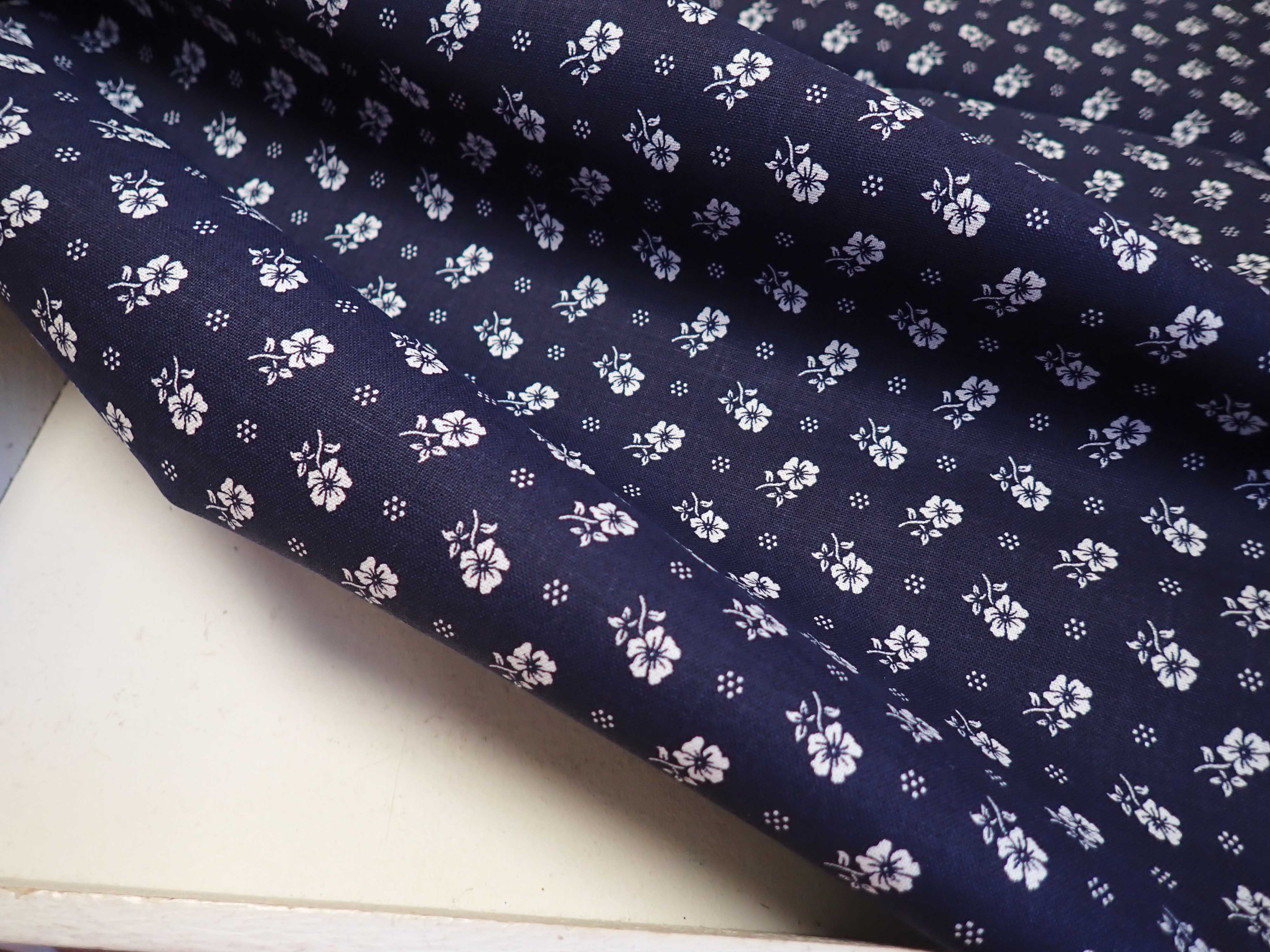 LÁTKA - TMAVĚ MODRÁ + BÍLÉ KYTIČKY