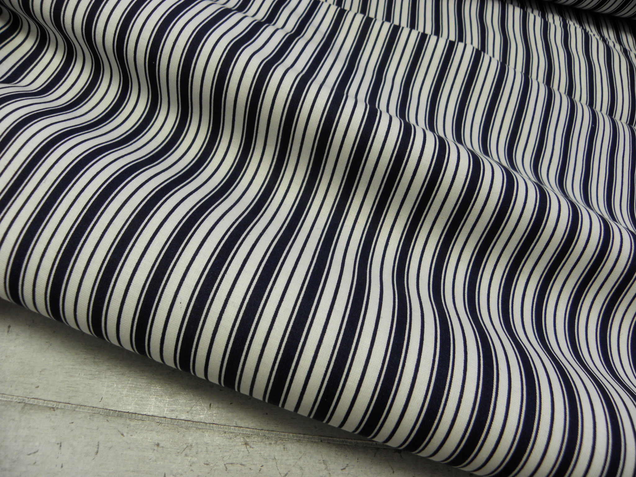 LÁTKA - PROUŽKY - TMAVĚ MODRÉ