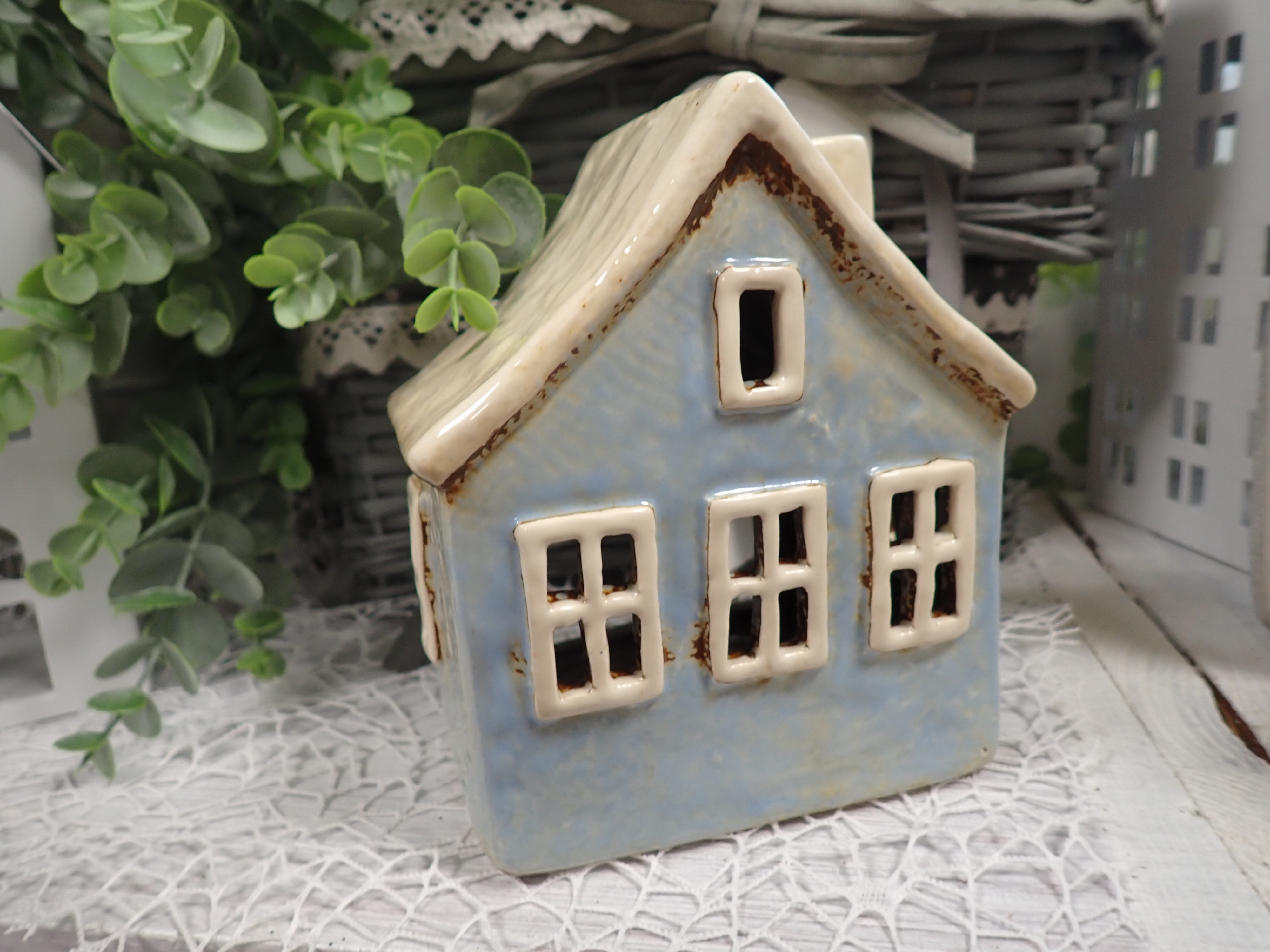 DEKORACE - KERAMICKÝ DOMEČEK - SVĚTLE MODRÝ