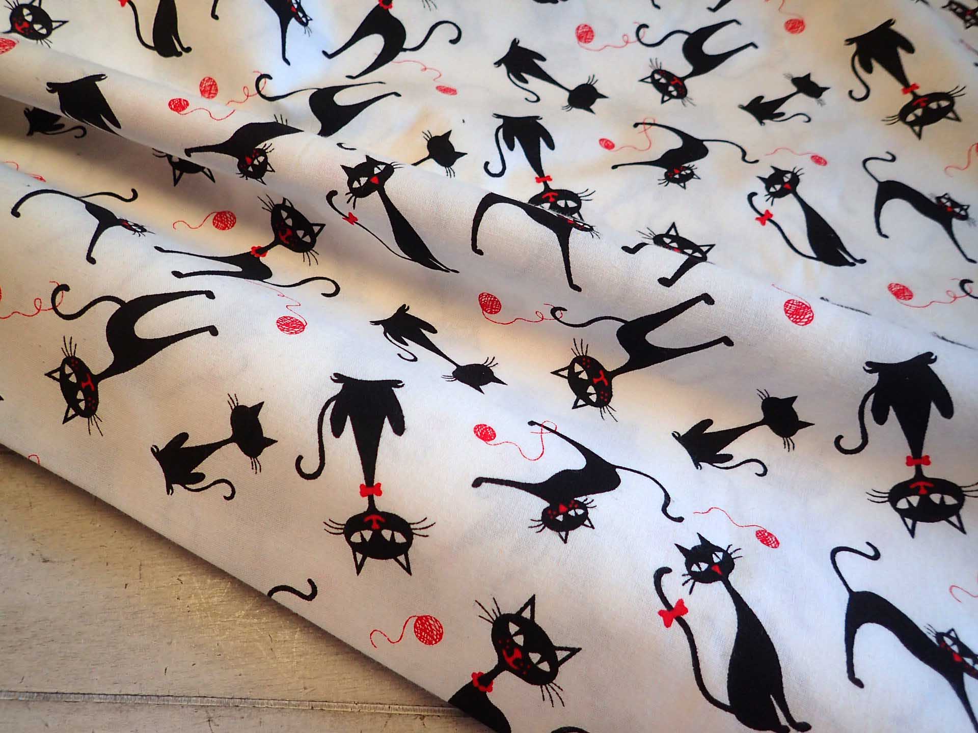 LÁTKA - DĚTSKÁ - KOČKY S ČERVENÝM KLUBÍČKEM NA BÍLÉM PODKLADU