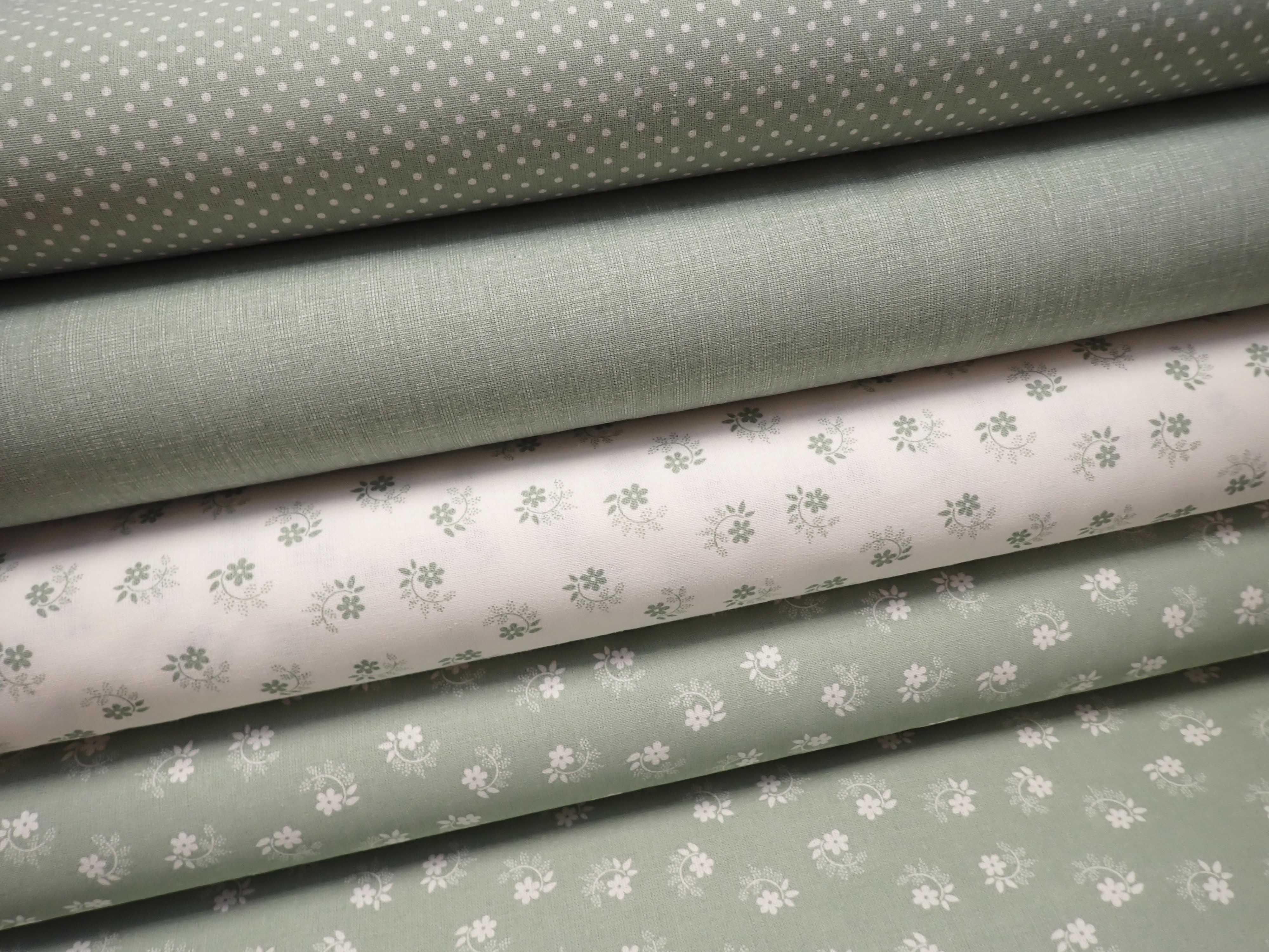 LÁTKA - MENTOLOVOŠEDÁ + BÍLÉ KYTIČKY