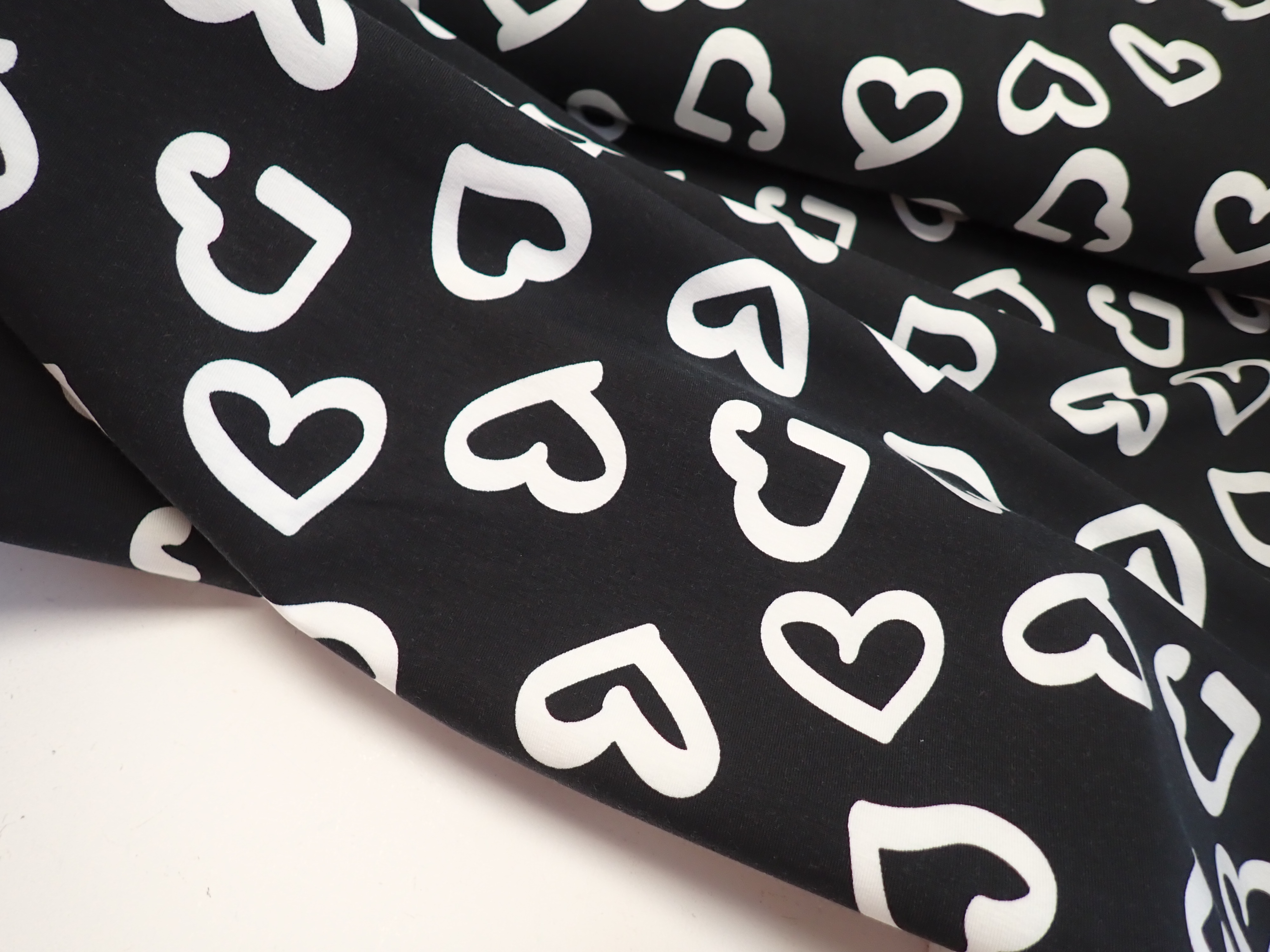 PLETENINA - JERSEY - ČERNÁ + BÍLÁ SRDÍČKA