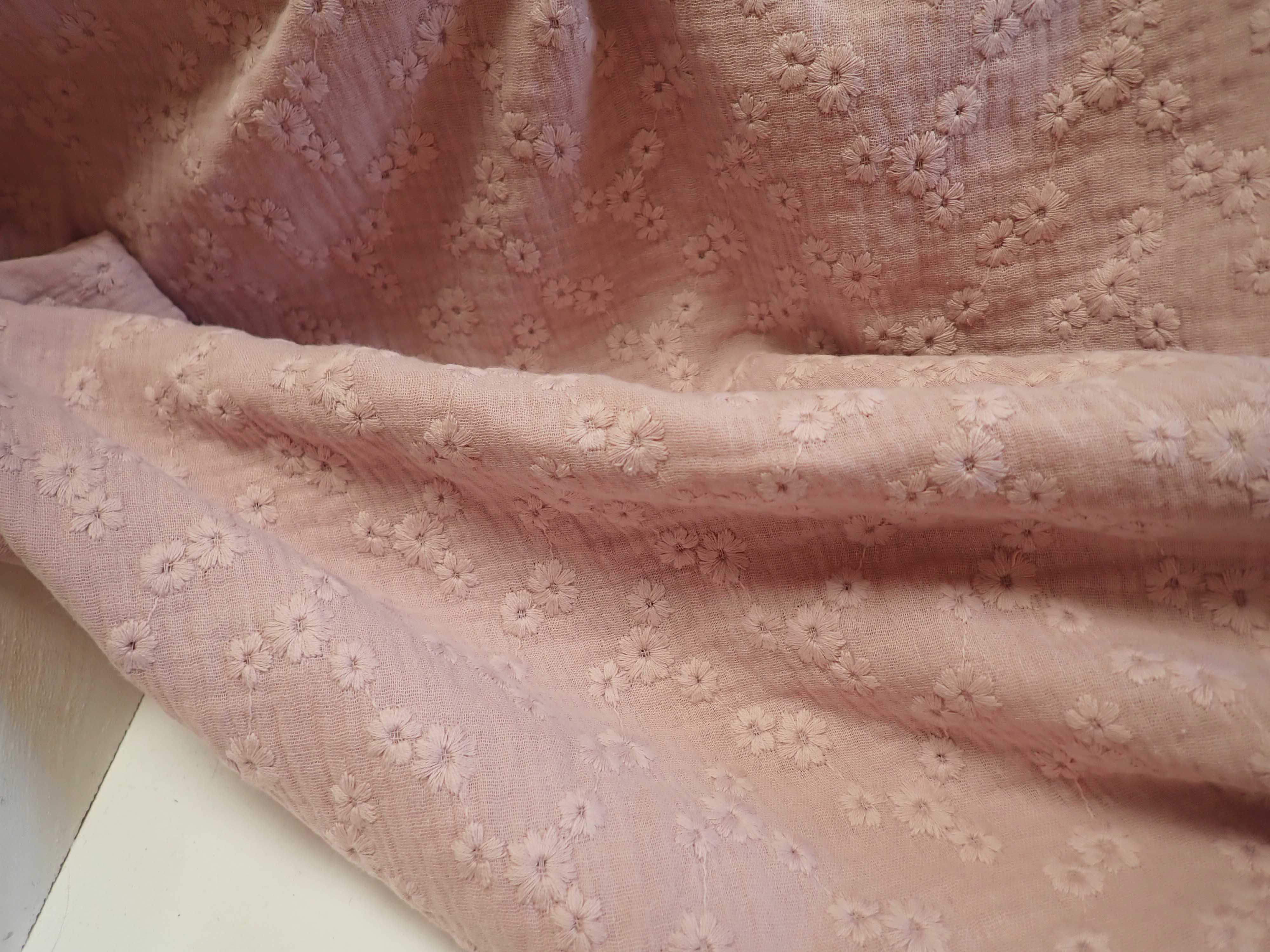 VYŠÍVANÁ DVOJITÁ GÁZOVINA - MUŠELÍN - SVĚTLE STARORŮŽOVÁ