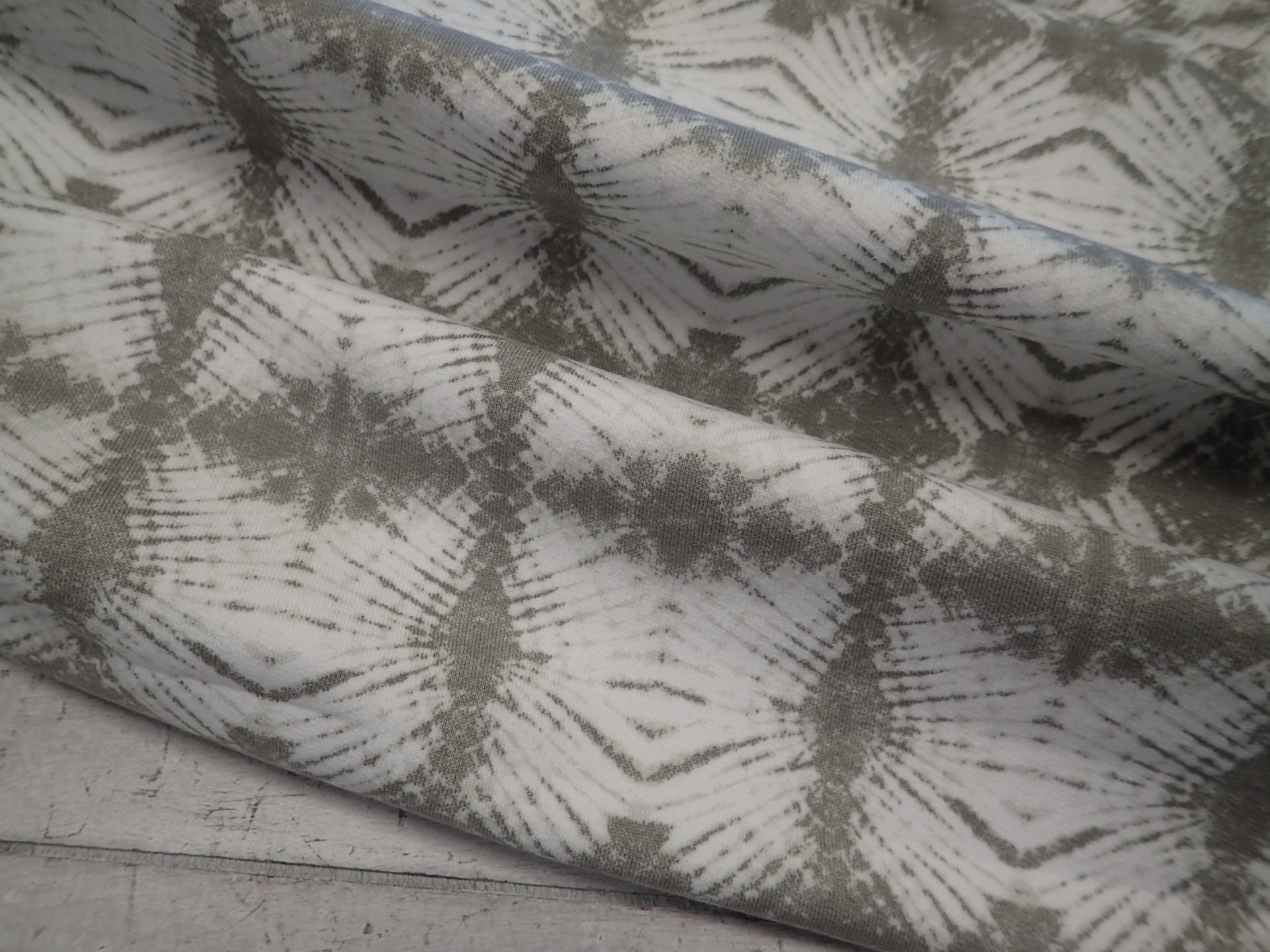 LÁTKA - TEPLÁKOVINA - ŠEDÁ