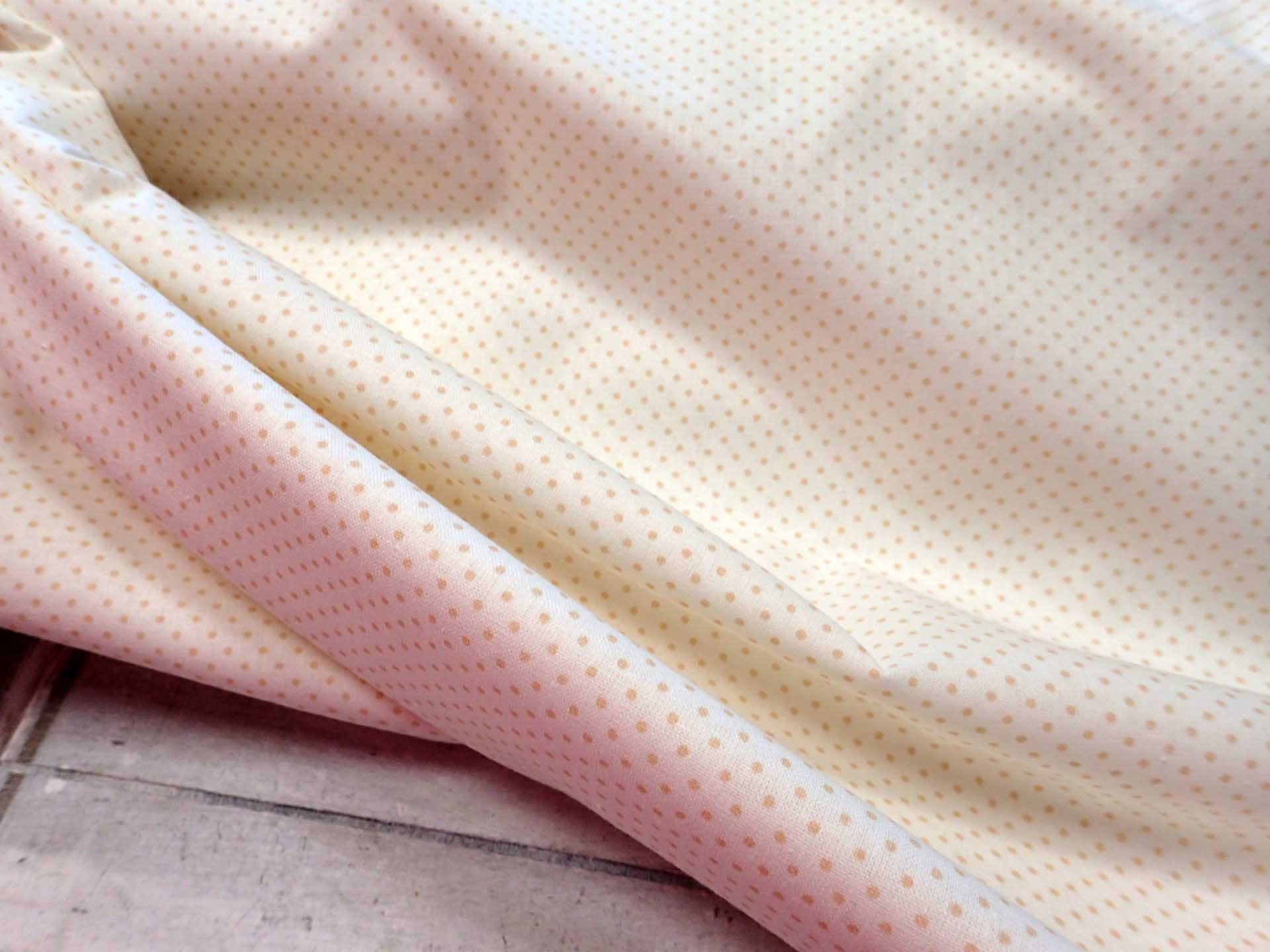 LÁTKA - SVĚTLE BÉŽOVÝ PUNTÍK