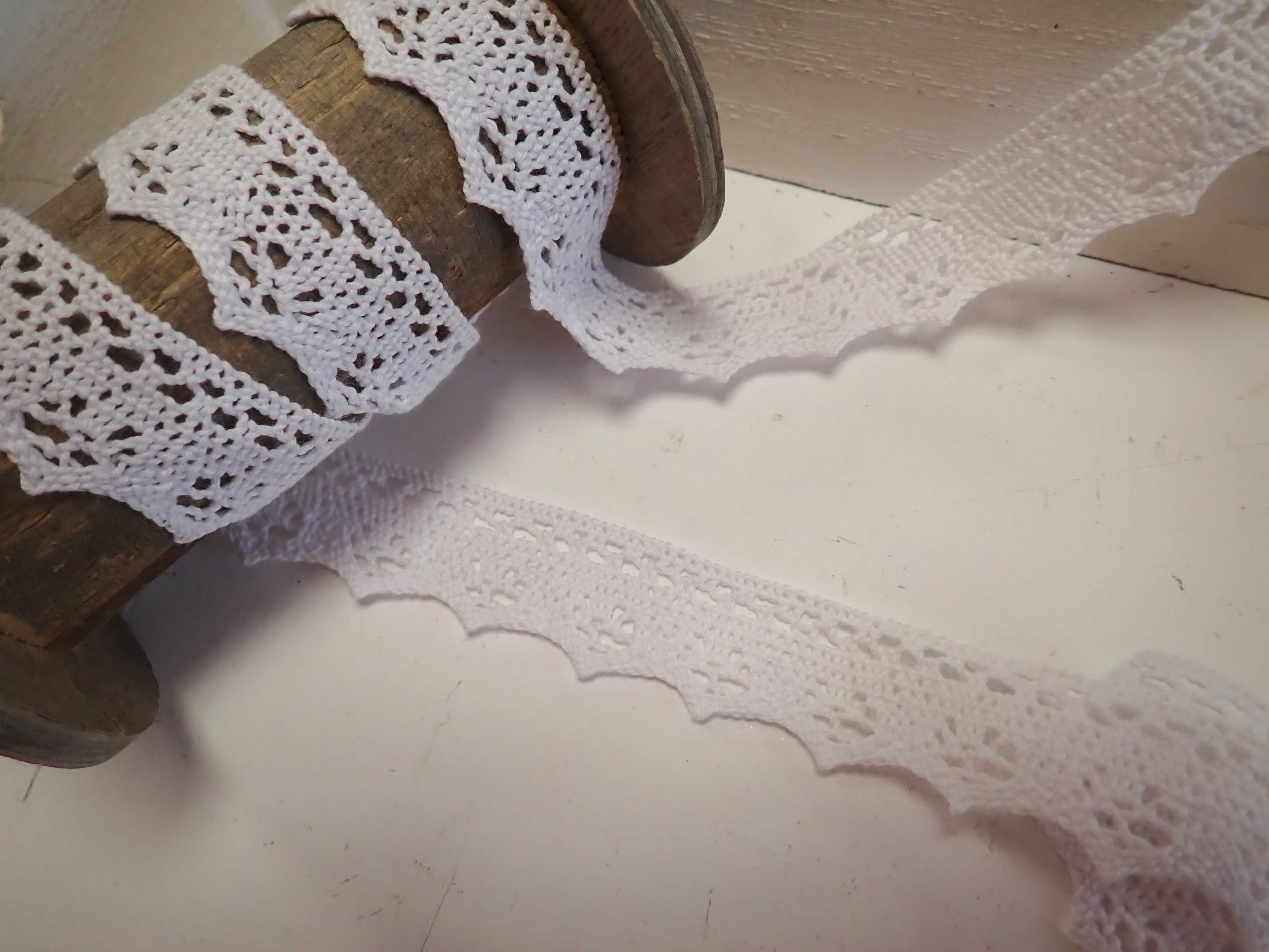 KRAJKA - PALIČKOVANÁ - BÍLÁ - ŠÍŘE 26 MM