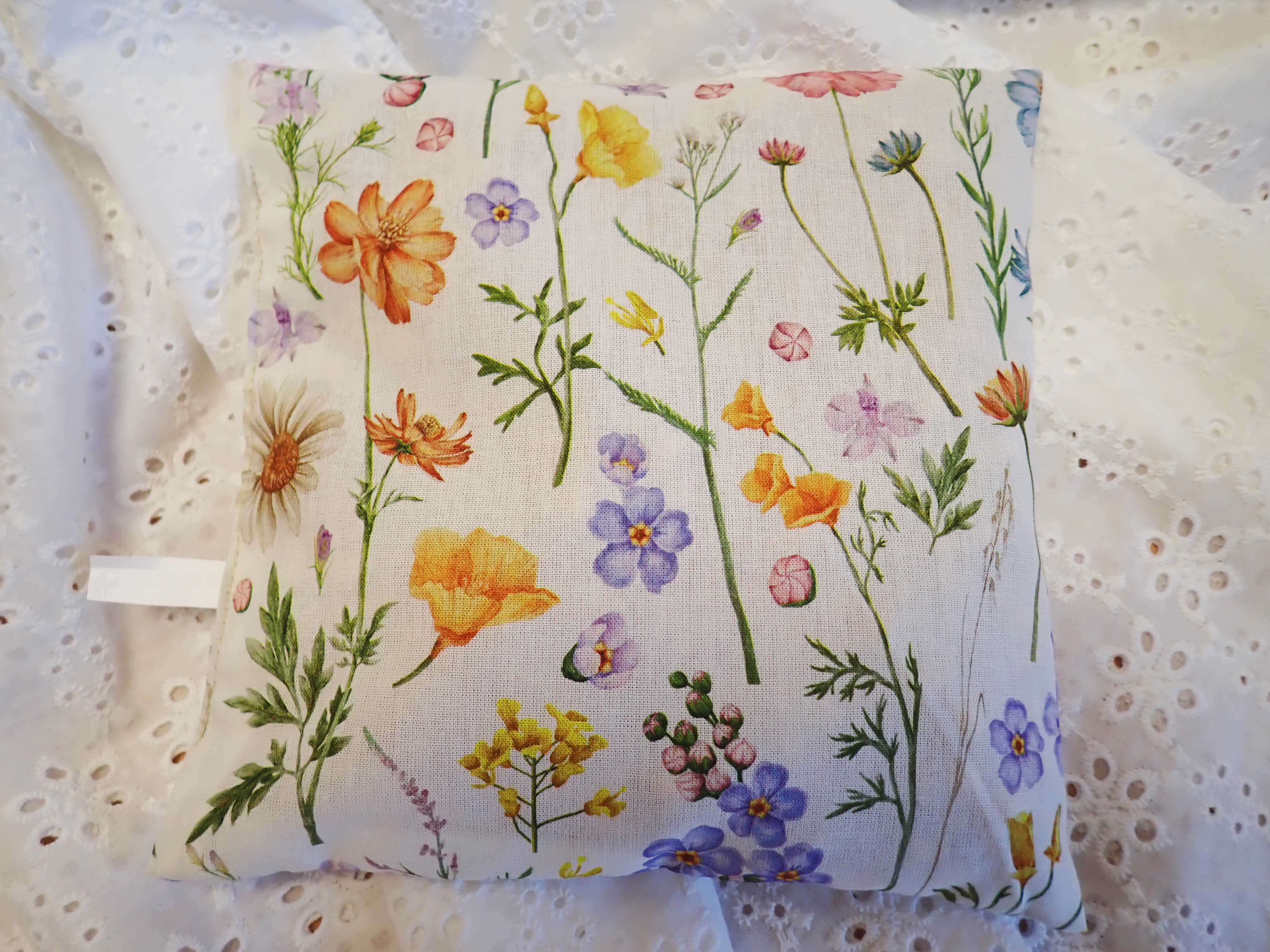 NAHŘÍVACÍ TŘEŠŇOVÝ POLŠTÁŘEK