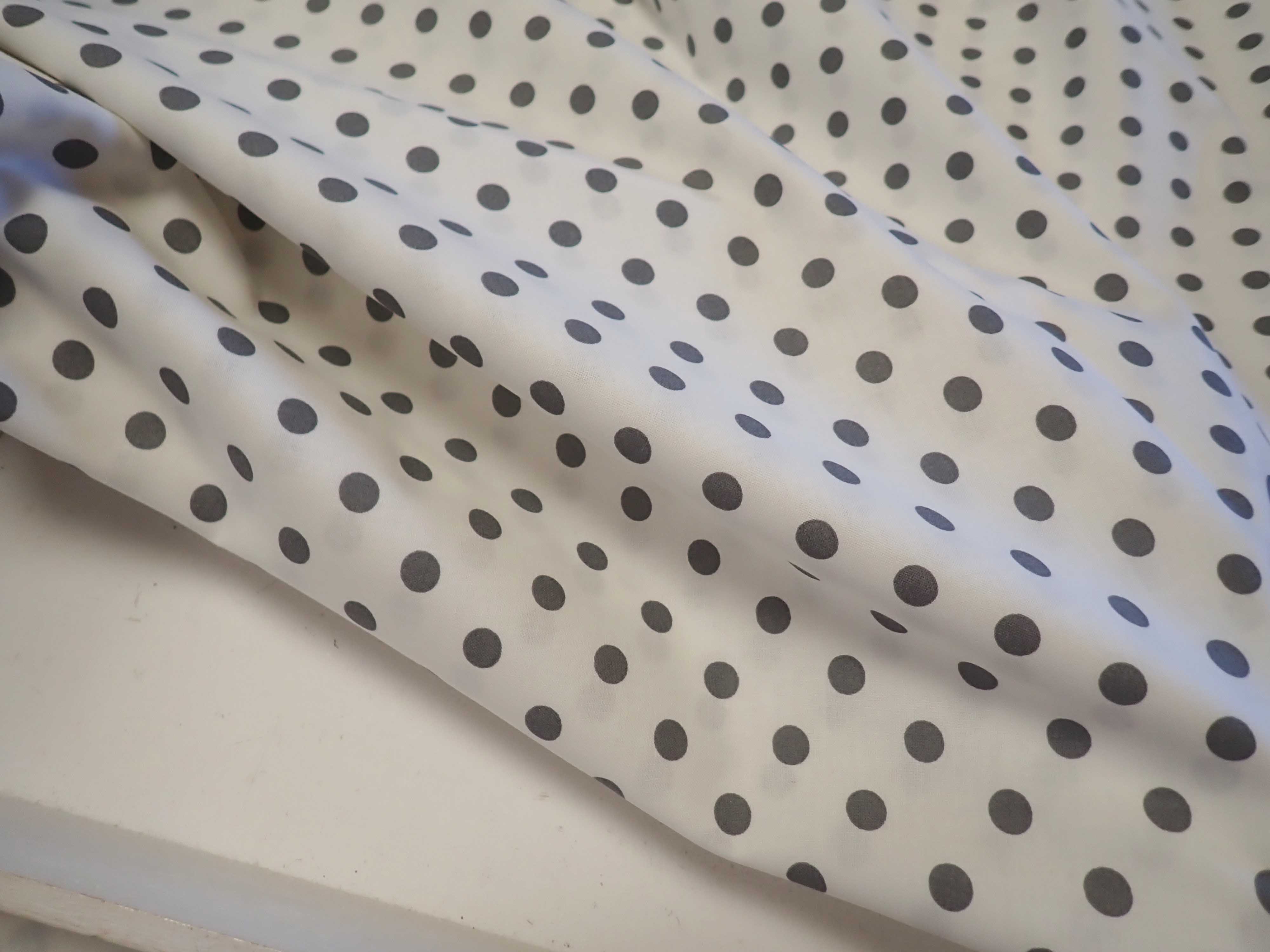 LÁTKA - ŠEDÝ PUNTÍK NA BÍLÉ