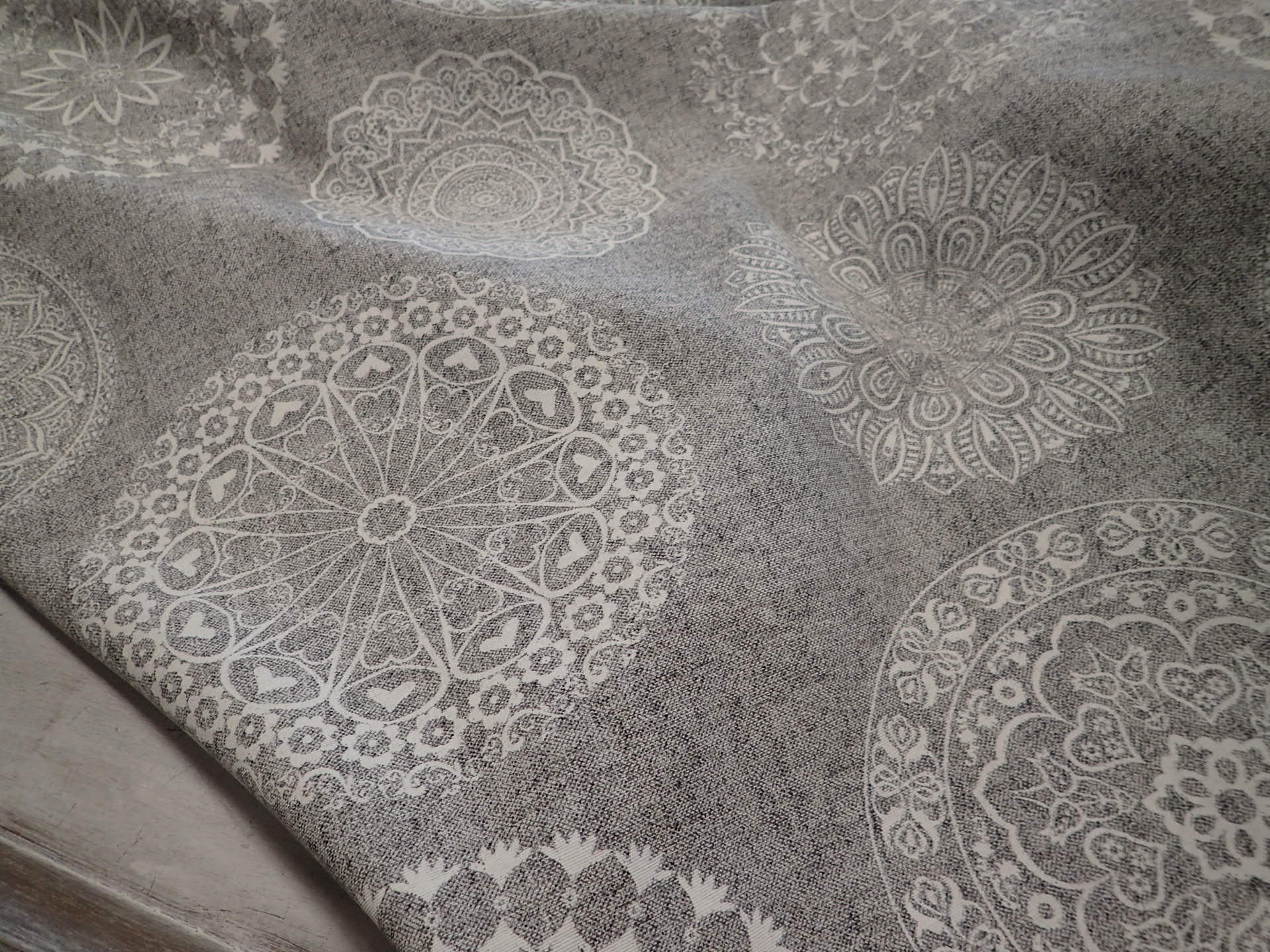 LÁTKA - POTAHOVKA - ŠEDÉ MANDALY