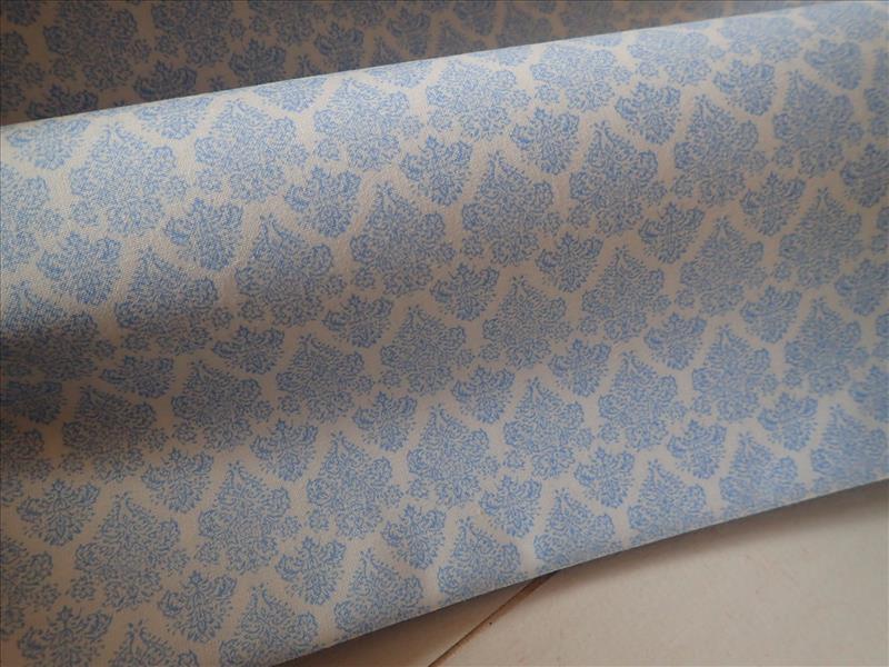 LÁTKA  - BÍLÁ + SVĚTLE MODRÉ ORNAMENTY