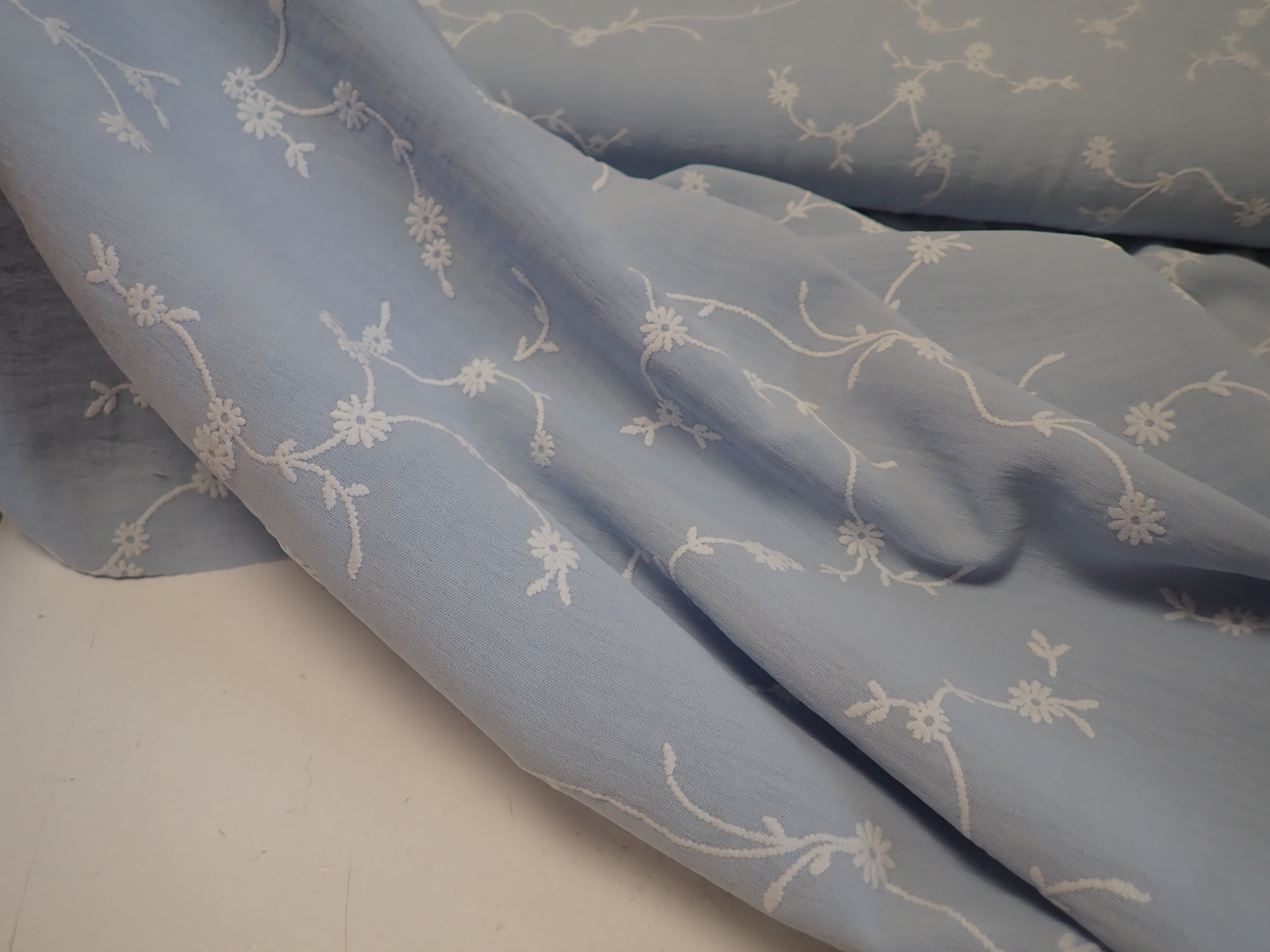 LÁTKA - MODRÁ + BÍLÉ KYTIČKY