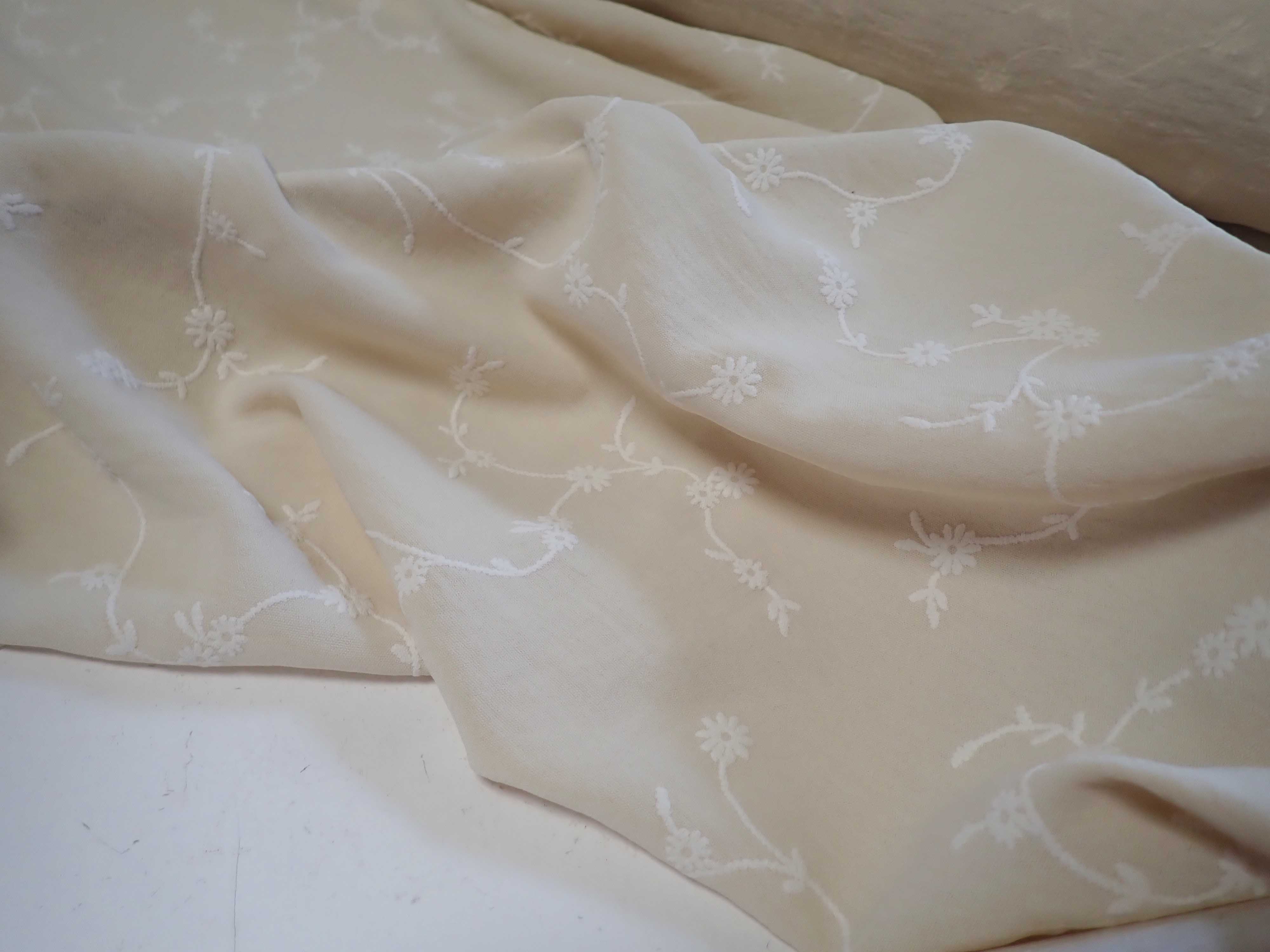 LÁTKA - SMETANOVÁ + BÍLÉ KYTIČKY