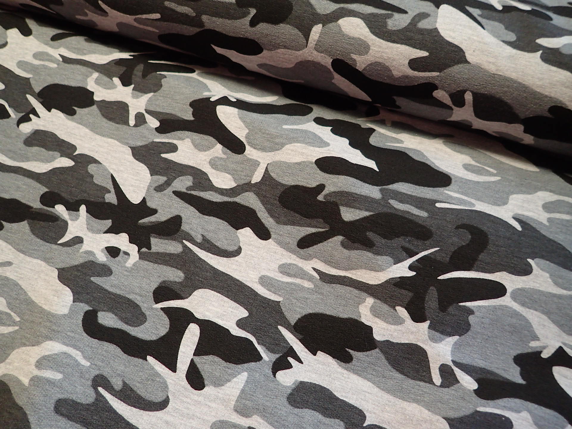 TEPLÁKOVINA - ŠEDÁ MASKÁČOVÁ