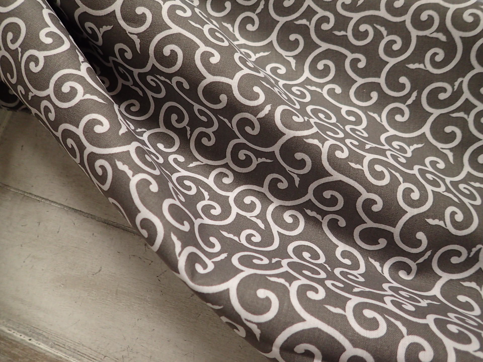 LÁTKA - BÍLÁ + ŠEDÉ ORNAMENTY