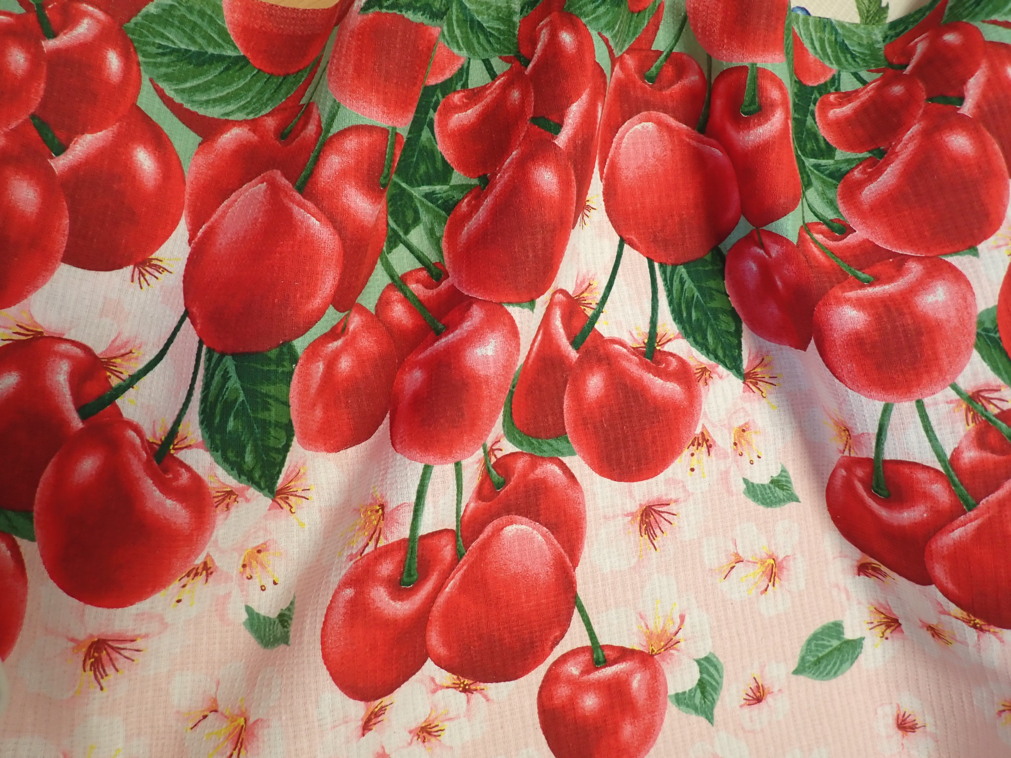 LÁTKA - VAFLE - UTĚRKOVINA - TŘEŠNĚ