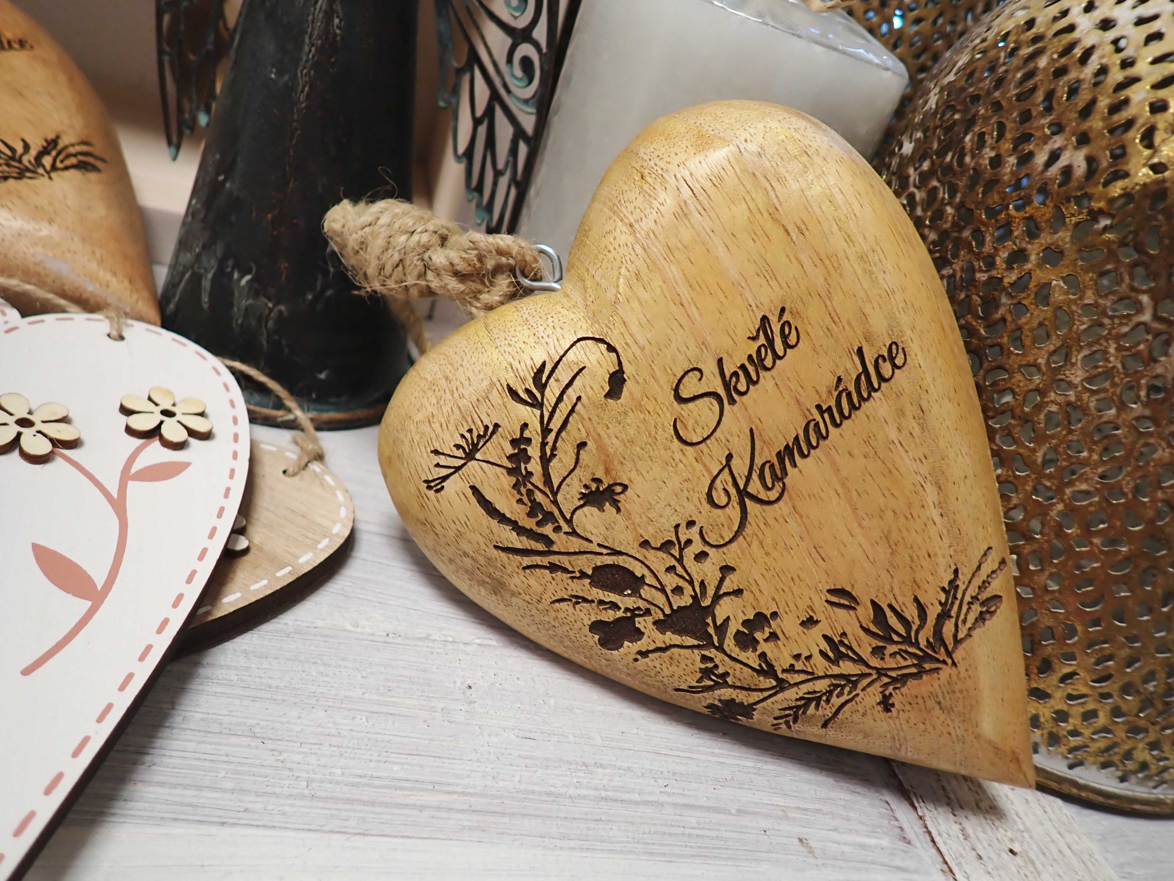 DEKORACE - DŘEVĚNÉ SRDÍČKO - SKVĚLÉ KAMARÁDCE