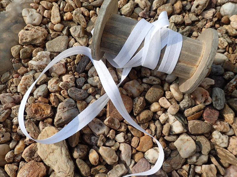 šikmý bavlněný proužek - šíře 14 mm - zažehlený - BÍLÝ