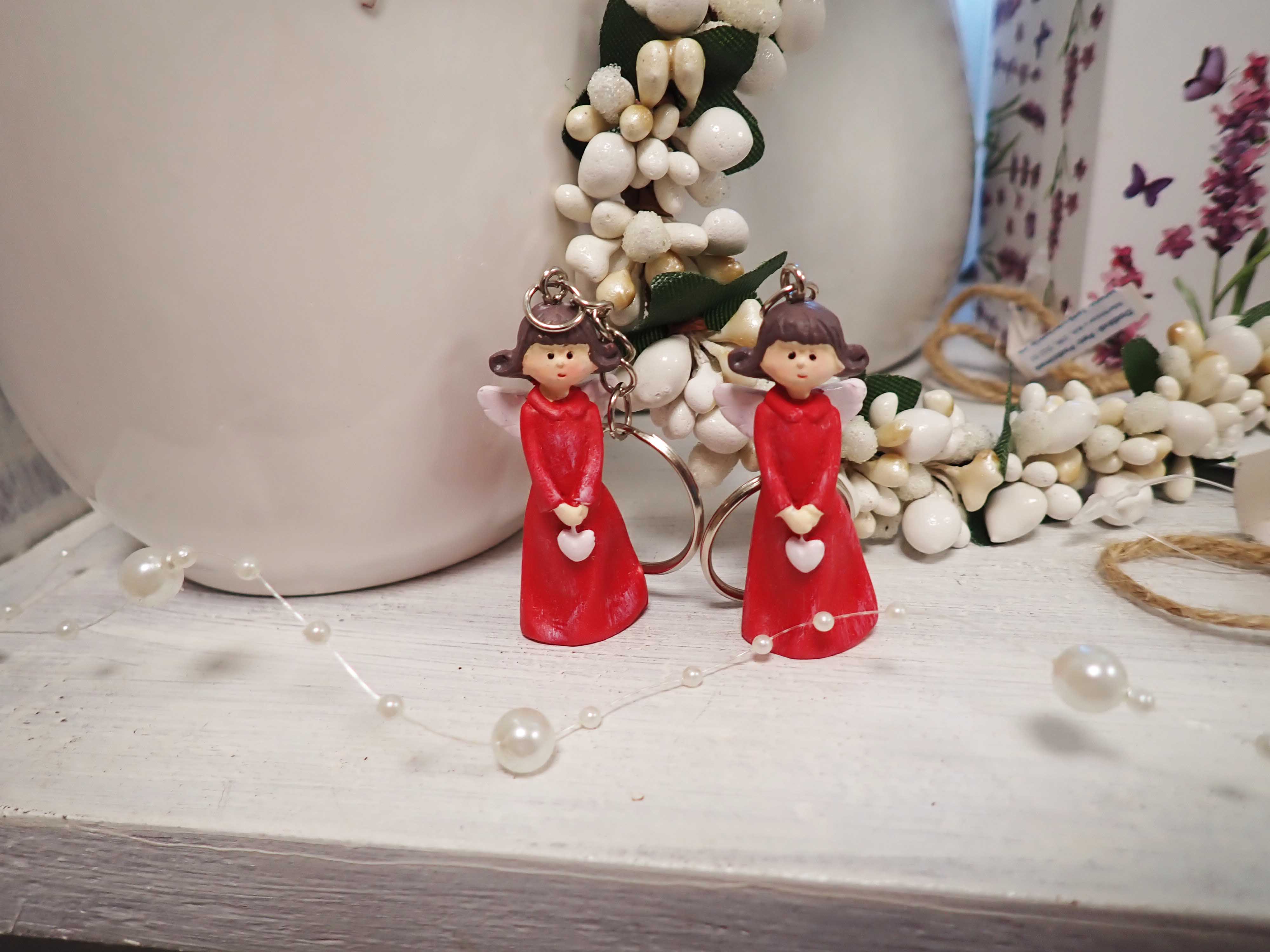 DEKORACE - ANDÍLEK - ČERVENÝ PŘÍVĚŠEK NA KLÍČE