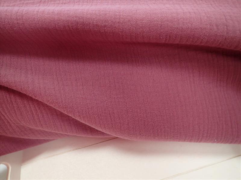 LÁTKA - DVOJITÁ GÁZOVINA - MUŠELÍN - TMAVĚ STARORŮŽOVÁ