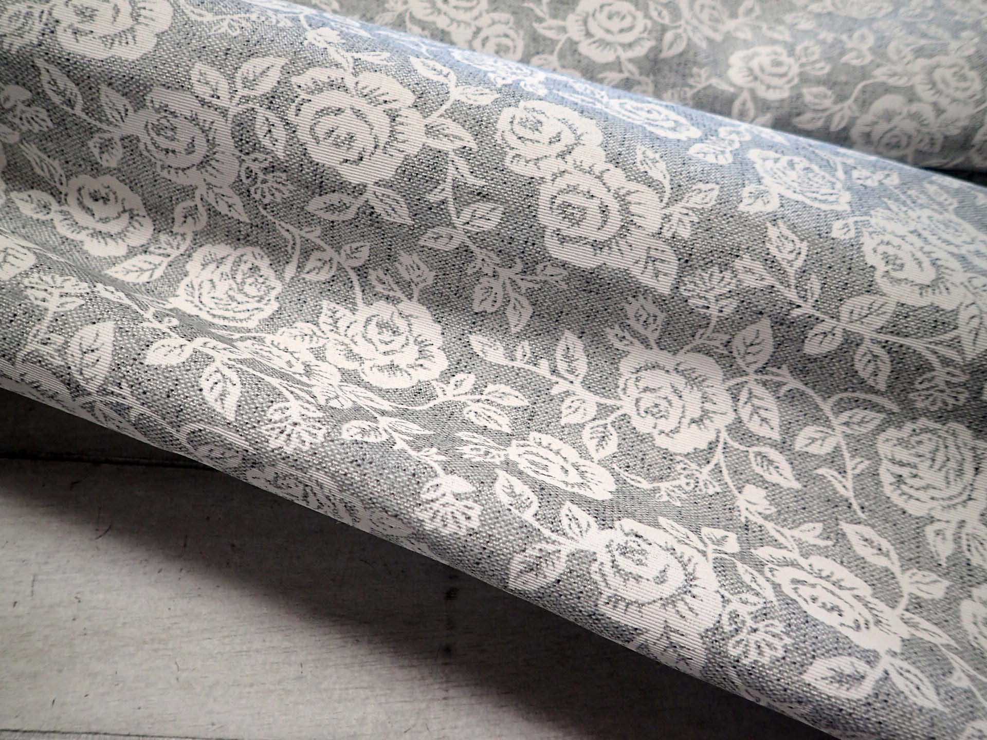 LÁTKA - POTAHOVKA - ŠEDÁ + BÍLÉ RŮŽIČKY