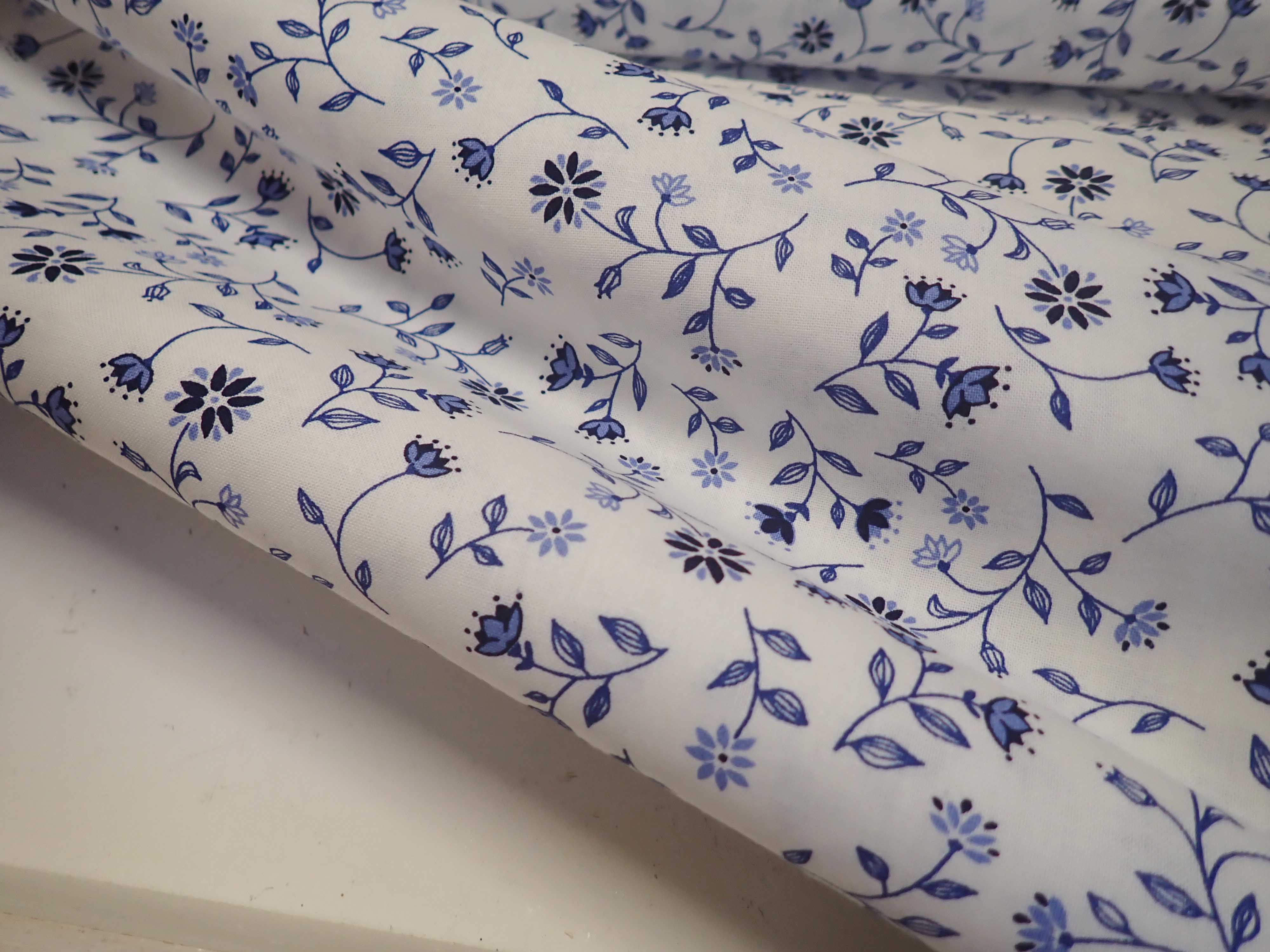 LÁTKA - BÍLÁ + MODRÉ KYTIČKY